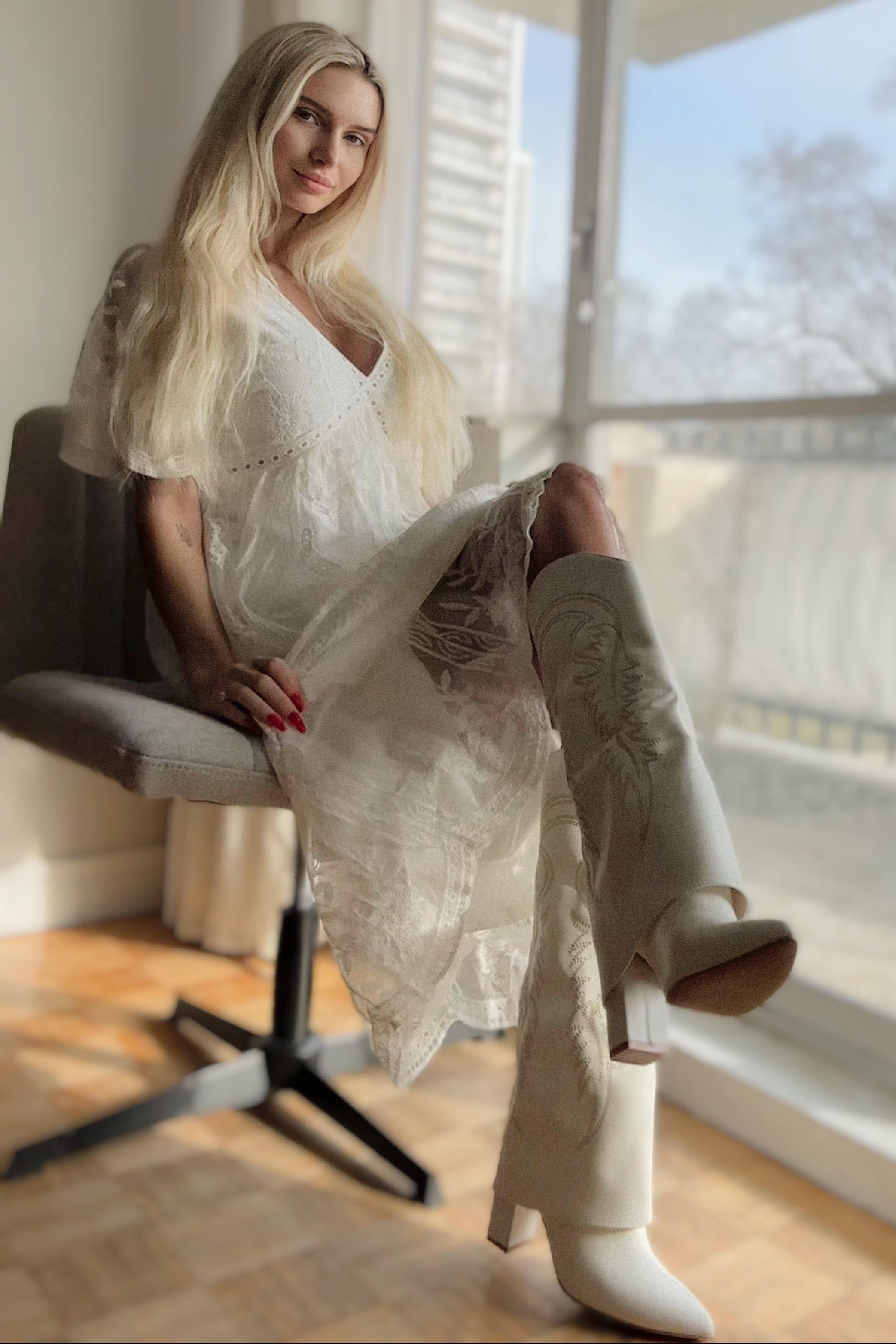 Umstands-Maxikleid mit Spitzen-Mesh-Überzug