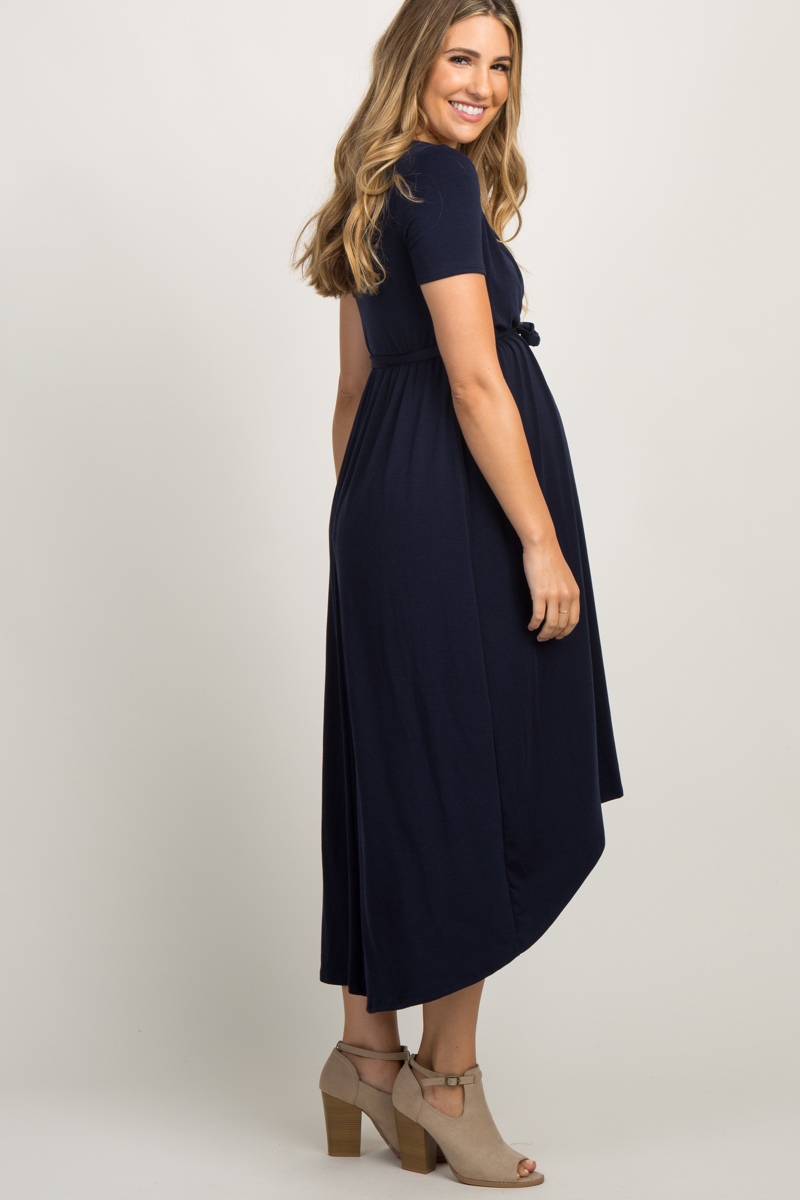 Einfarbiges Umstands-Wickelkleid mit Vokuhila-Saum