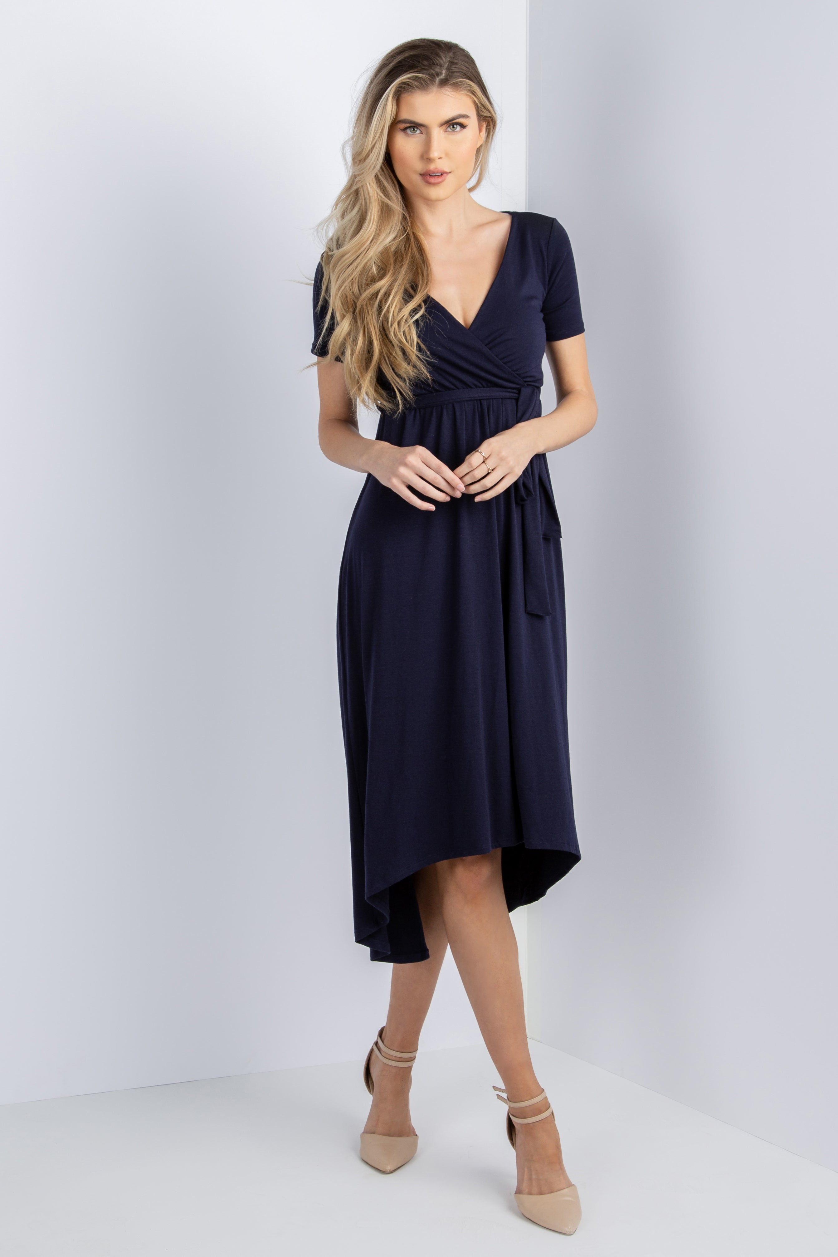 Einfarbiges Umstands-Wickelkleid mit Vokuhila-Saum