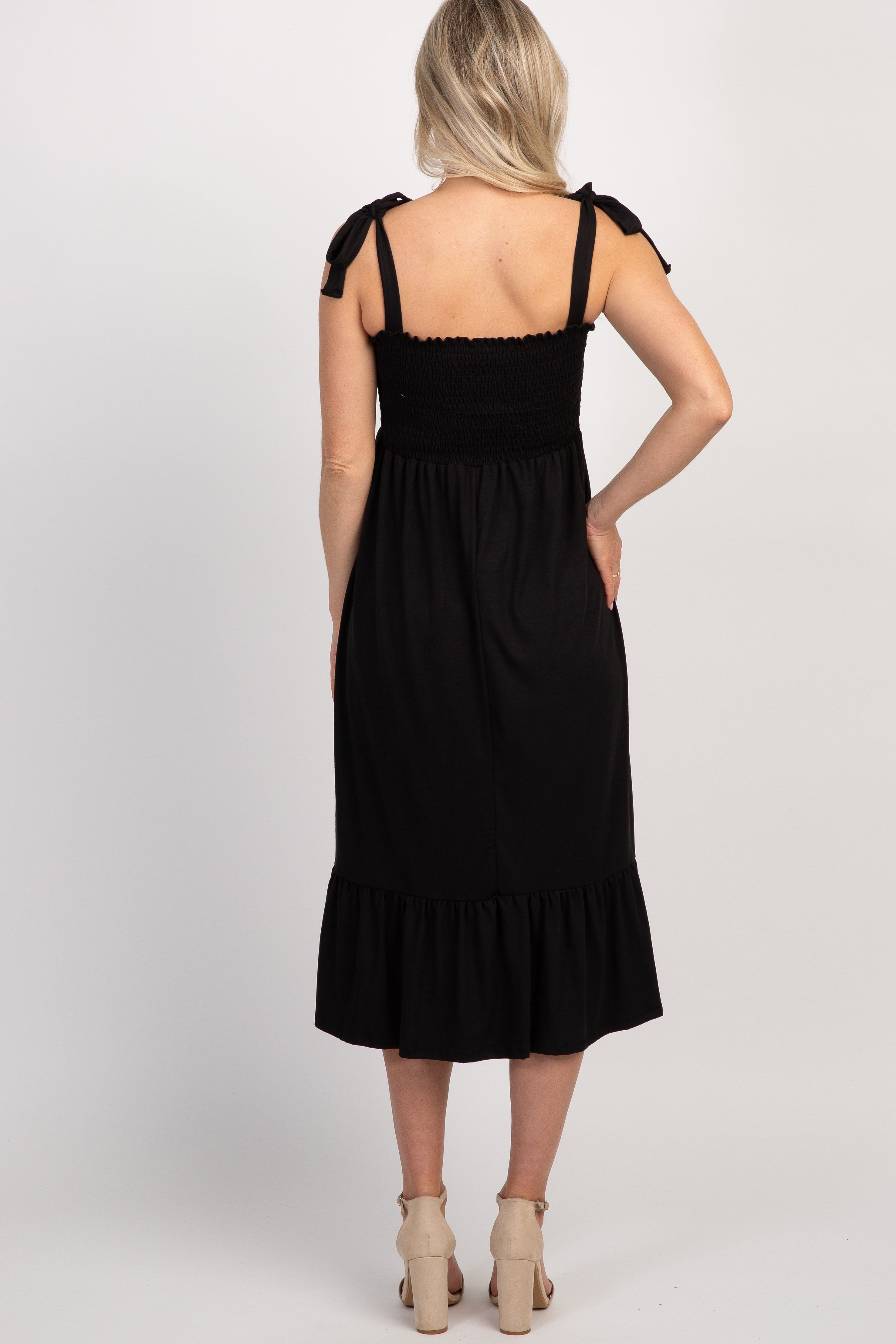 Umstands-Midikleid in Schwarz mit Bindeträgern und Smok-Detail