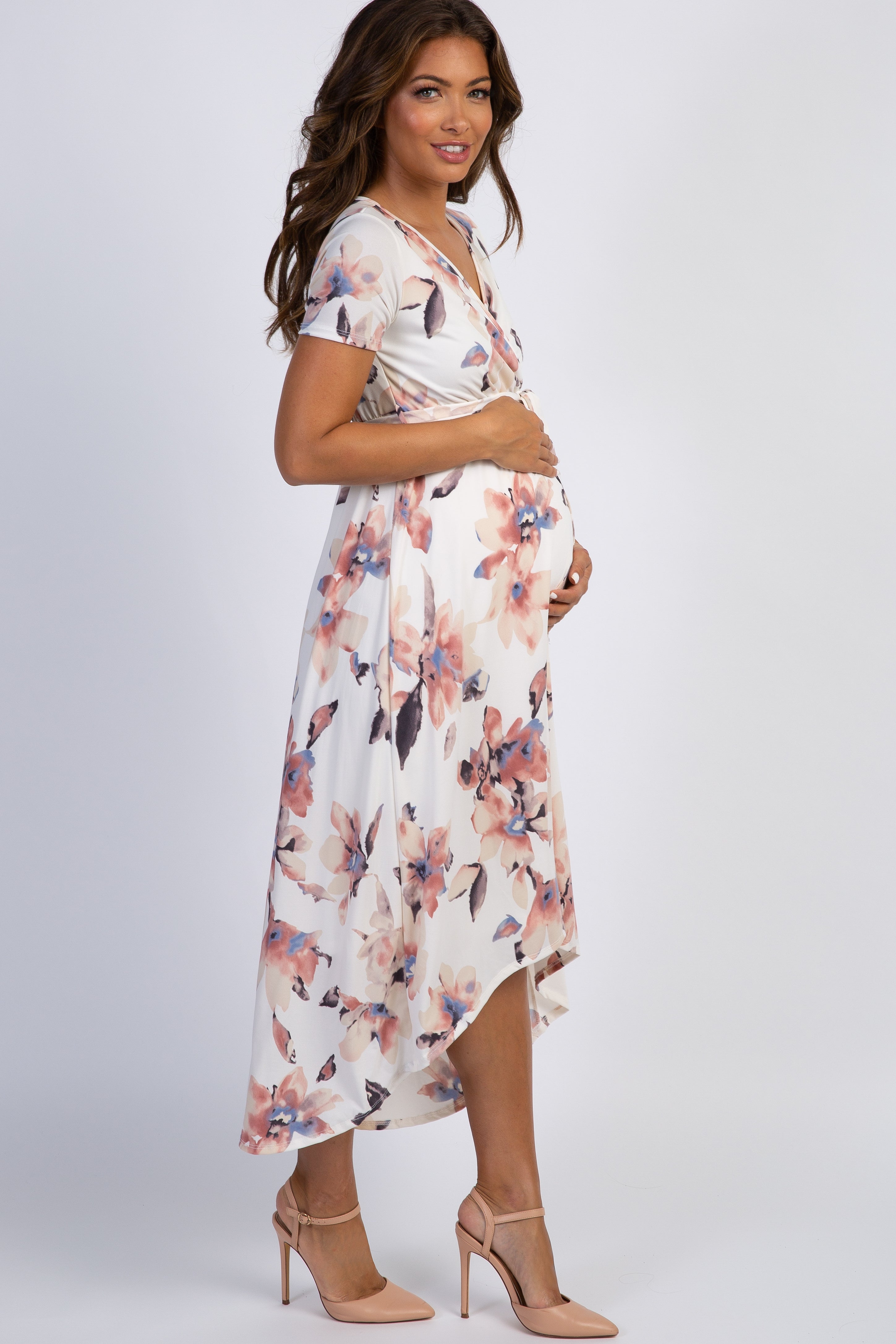 Umstands-Wickelkleid in Elfenbein mit Aquarell-Blumenmuster und Vokuhila-Saum