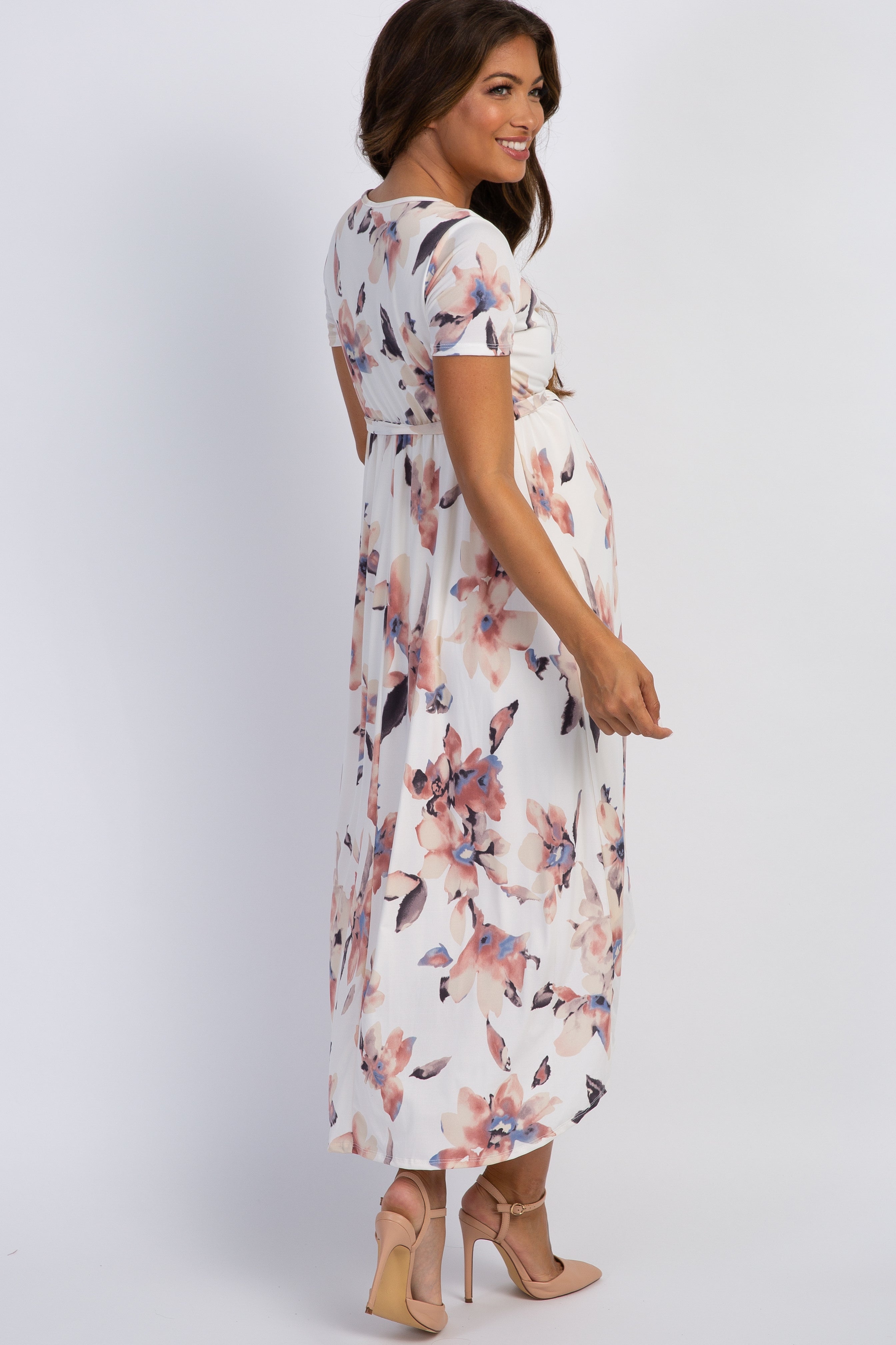 Umstands-Wickelkleid in Elfenbein mit Aquarell-Blumenmuster und Vokuhila-Saum