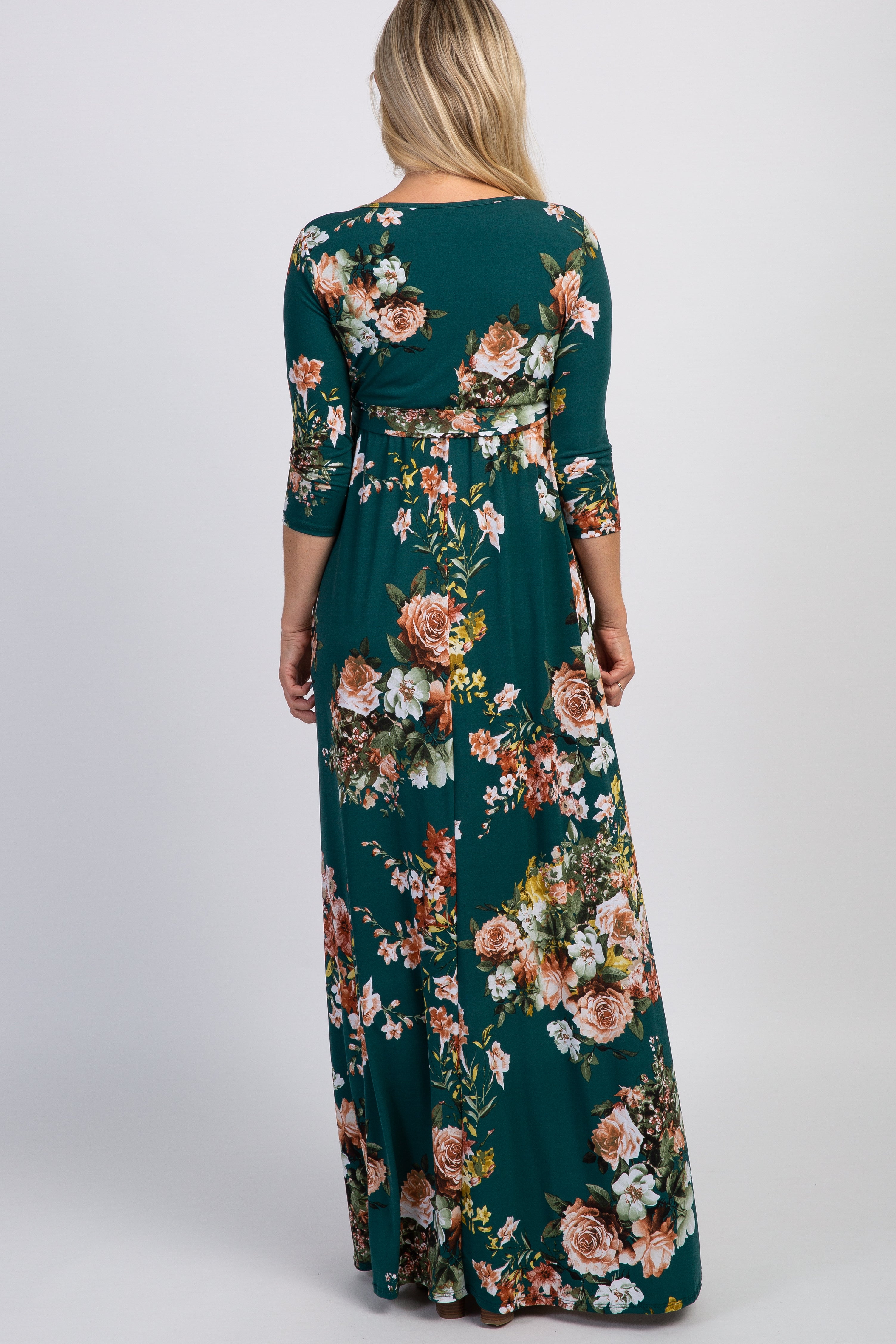 Umstandsmaxikleid in Grün mit Rosenmuster und Bindegürtel