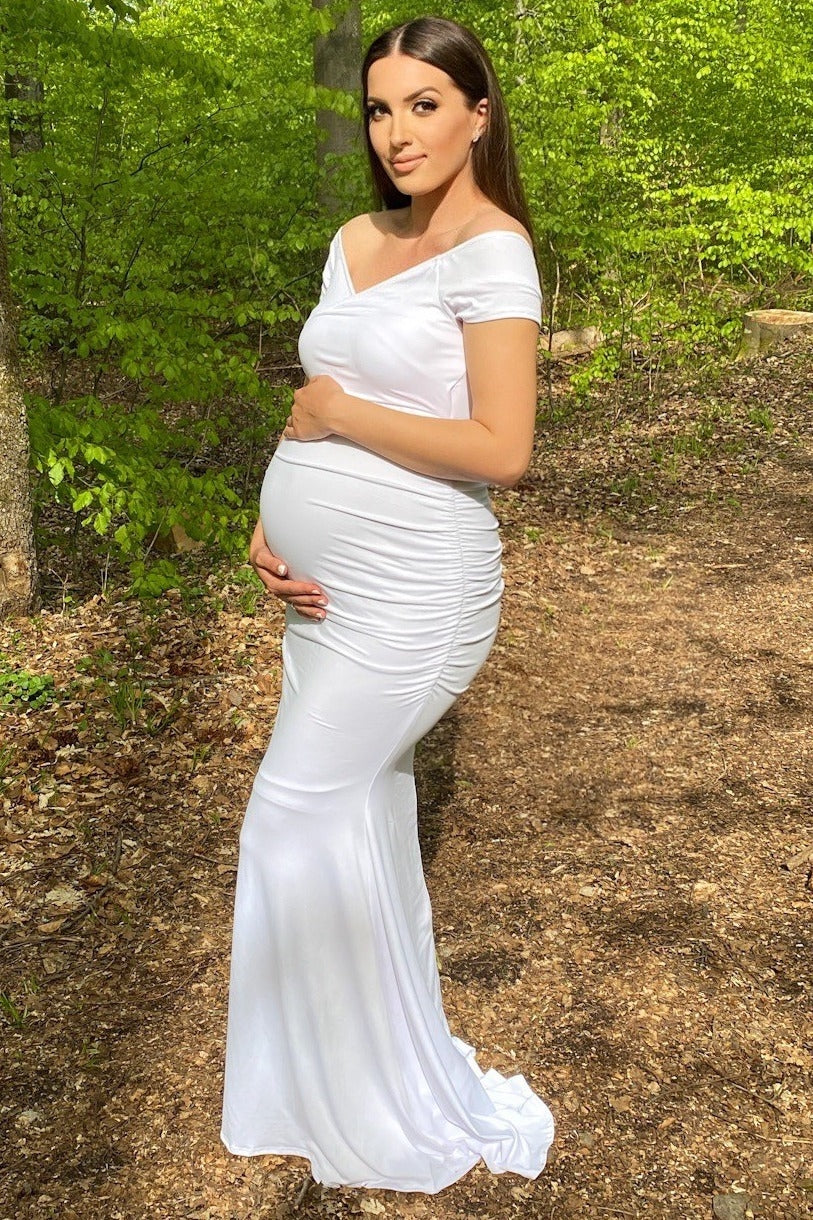 Schulterfreies Umstands-Wickelkleid für Fotoshootings in Weiß