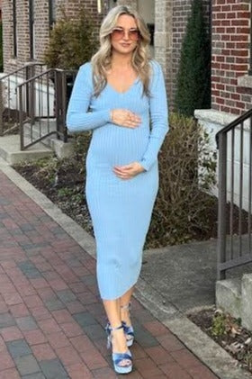 Figurbetontes Umstands-Maxikleid mit V-Ausschnitt und langen Ärmeln