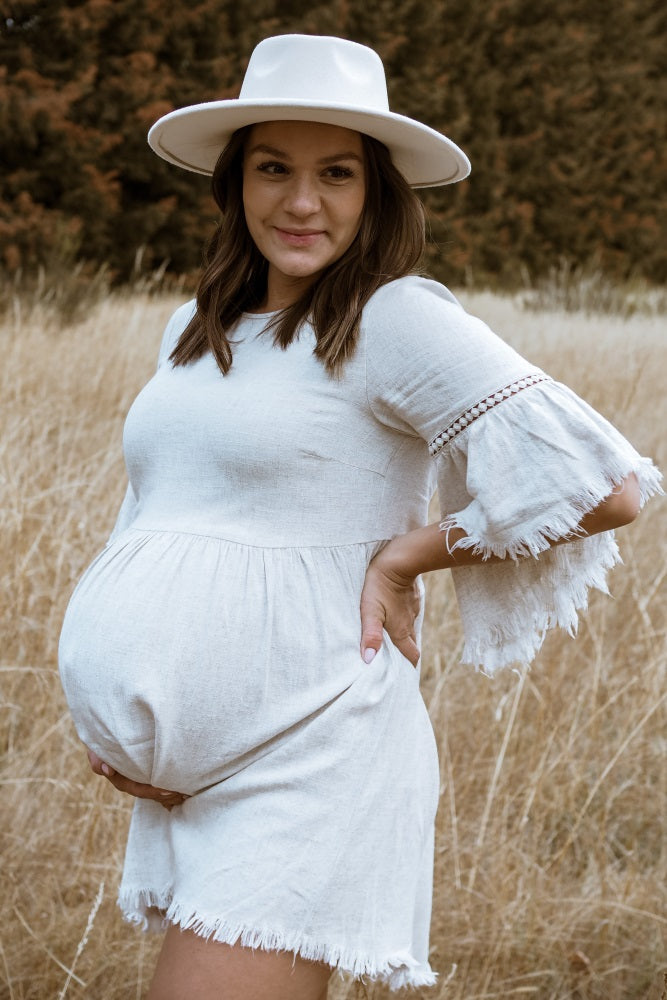Umstandskleid im Babydoll-Schnitt in Beige mit Trompetenärmeln