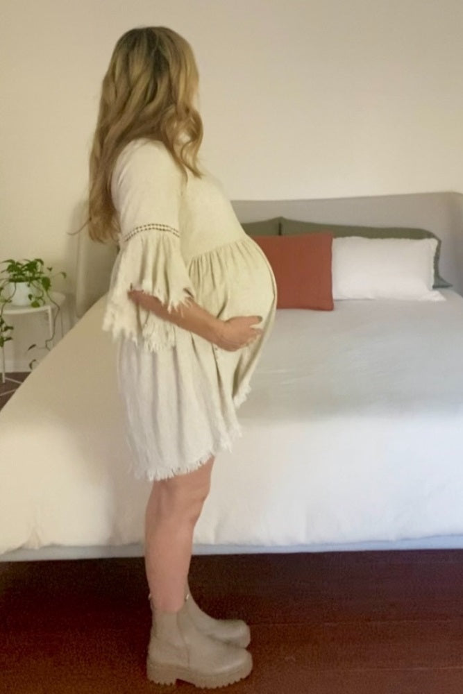 Umstandskleid im Babydoll-Schnitt in Beige mit Trompetenärmeln
