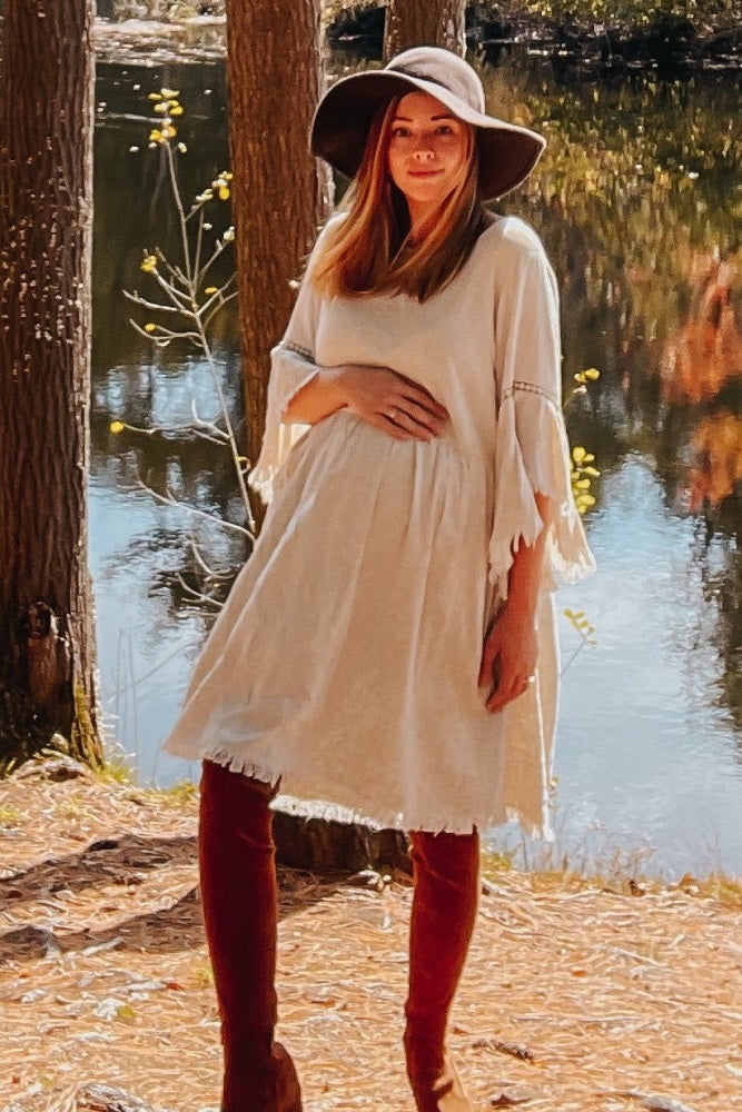Umstandskleid im Babydoll-Schnitt in Beige mit Trompetenärmeln