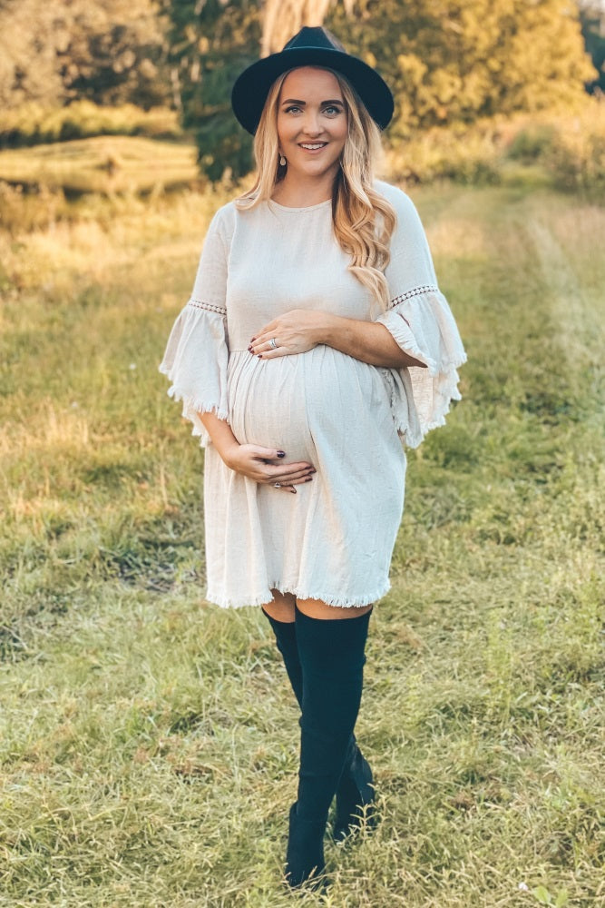 Umstandskleid im Babydoll-Schnitt in Beige mit Trompetenärmeln
