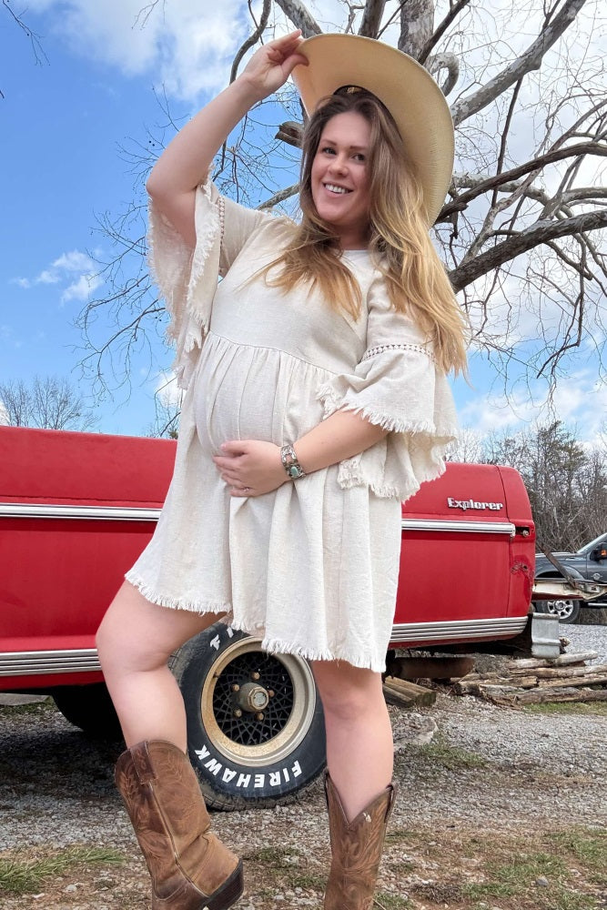 Umstandskleid im Babydoll-Schnitt in Beige mit Trompetenärmeln