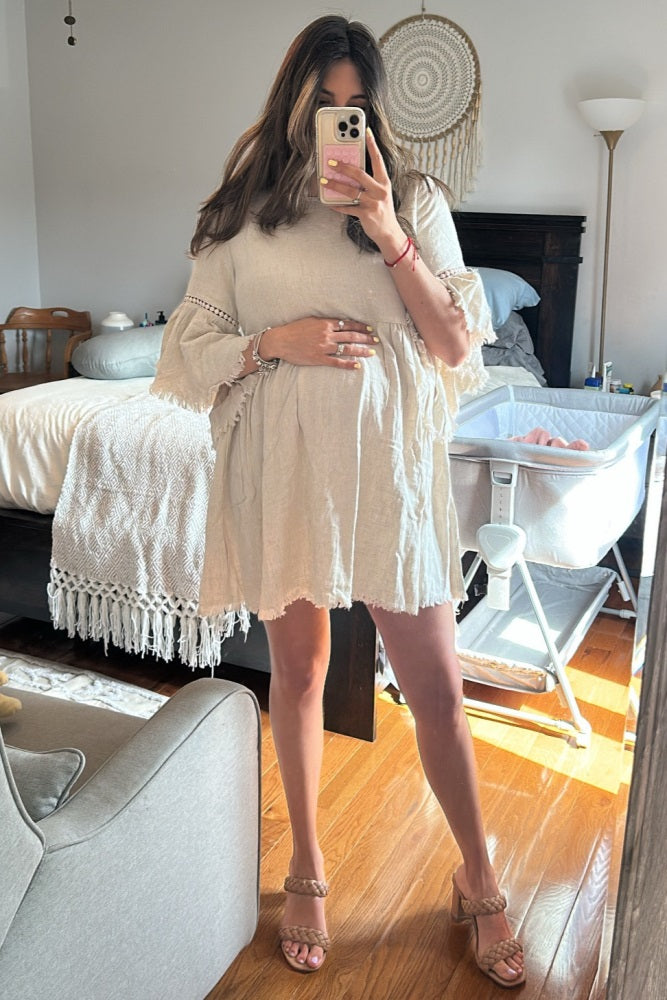 Umstandskleid im Babydoll-Schnitt in Beige mit Trompetenärmeln