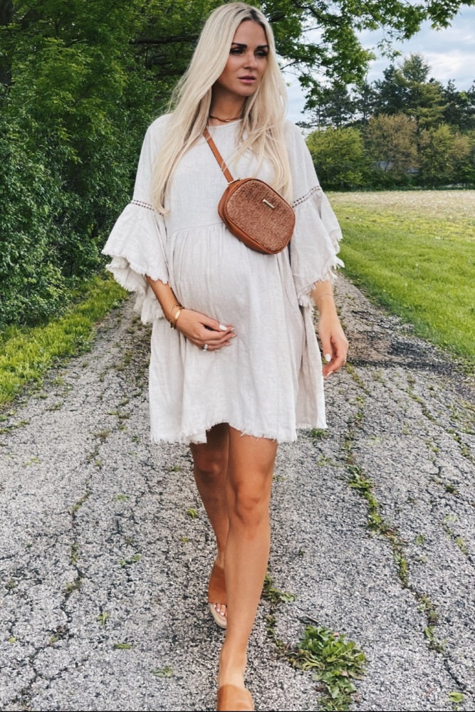 Umstandskleid im Babydoll-Schnitt in Beige mit Trompetenärmeln
