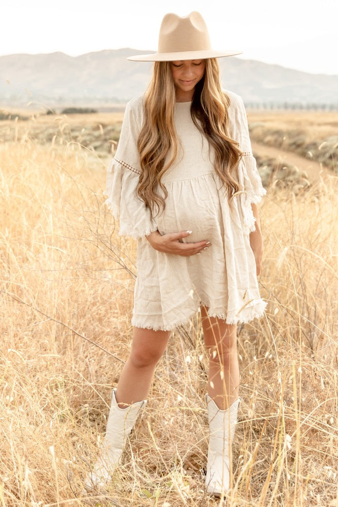 Umstandskleid im Babydoll-Schnitt in Beige mit Trompetenärmeln