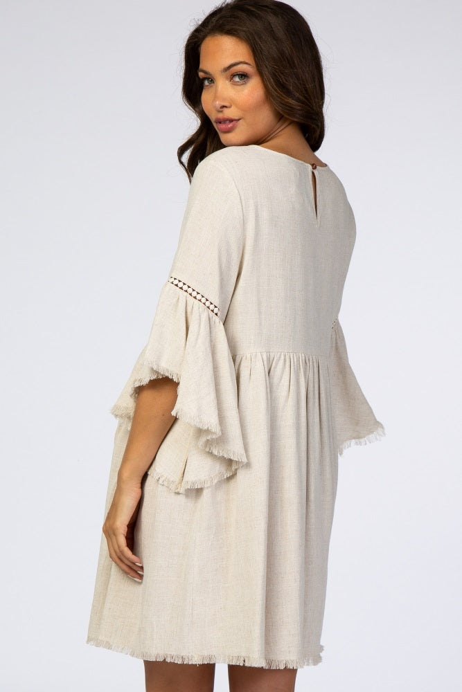 Umstandskleid im Babydoll-Schnitt in Beige mit Trompetenärmeln