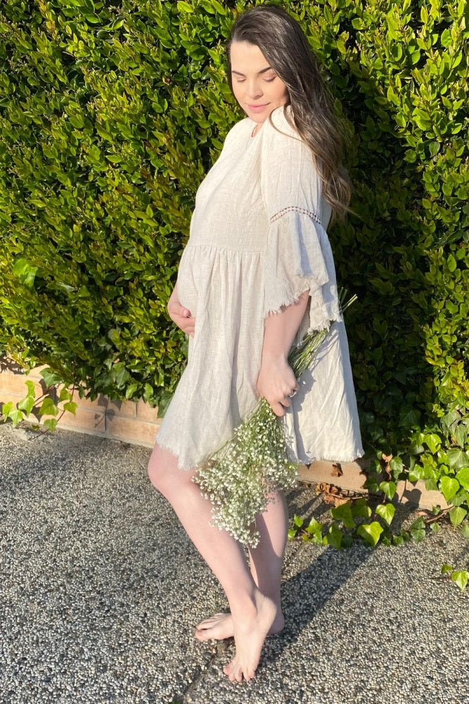Umstandskleid im Babydoll-Schnitt in Beige mit Trompetenärmeln