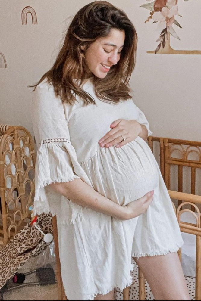 Umstandskleid im Babydoll-Schnitt in Beige mit Trompetenärmeln
