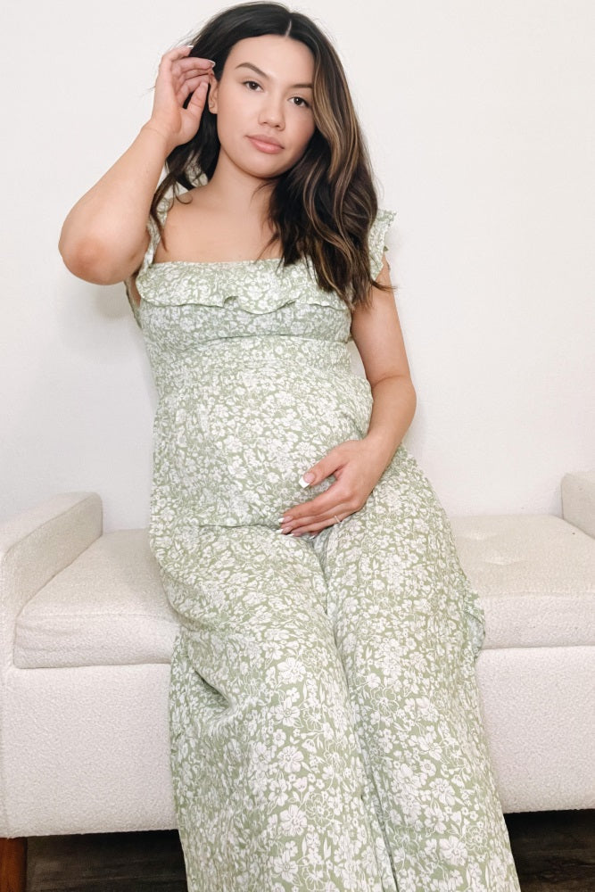 Florales Umstandsmaxikleid in Grün mit Off-Shoulder-Ausschnitt und Volants