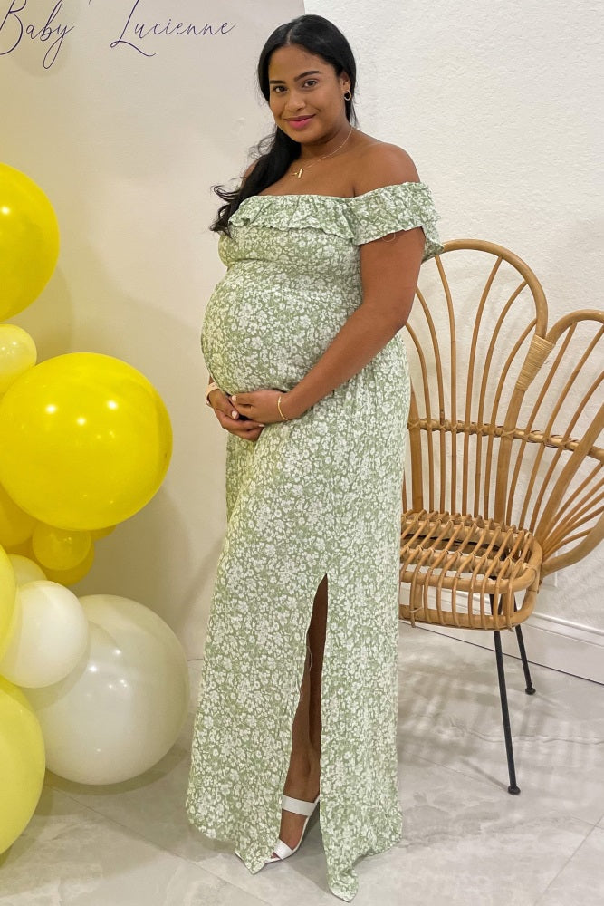 Florales Umstandsmaxikleid in Grün mit Off-Shoulder-Ausschnitt und Volants