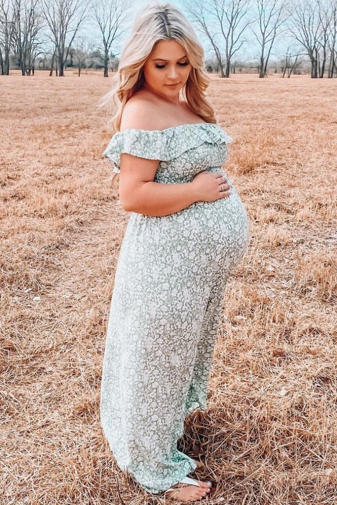 Florales Umstandsmaxikleid in Grün mit Off-Shoulder-Ausschnitt und Volants