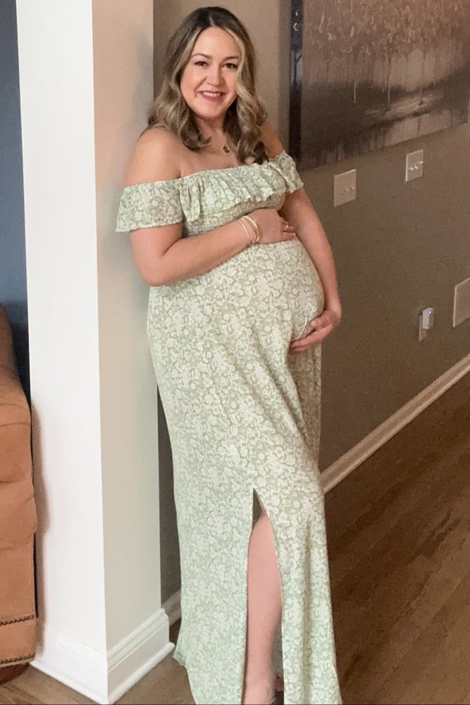 Florales Umstandsmaxikleid in Grün mit Off-Shoulder-Ausschnitt und Volants