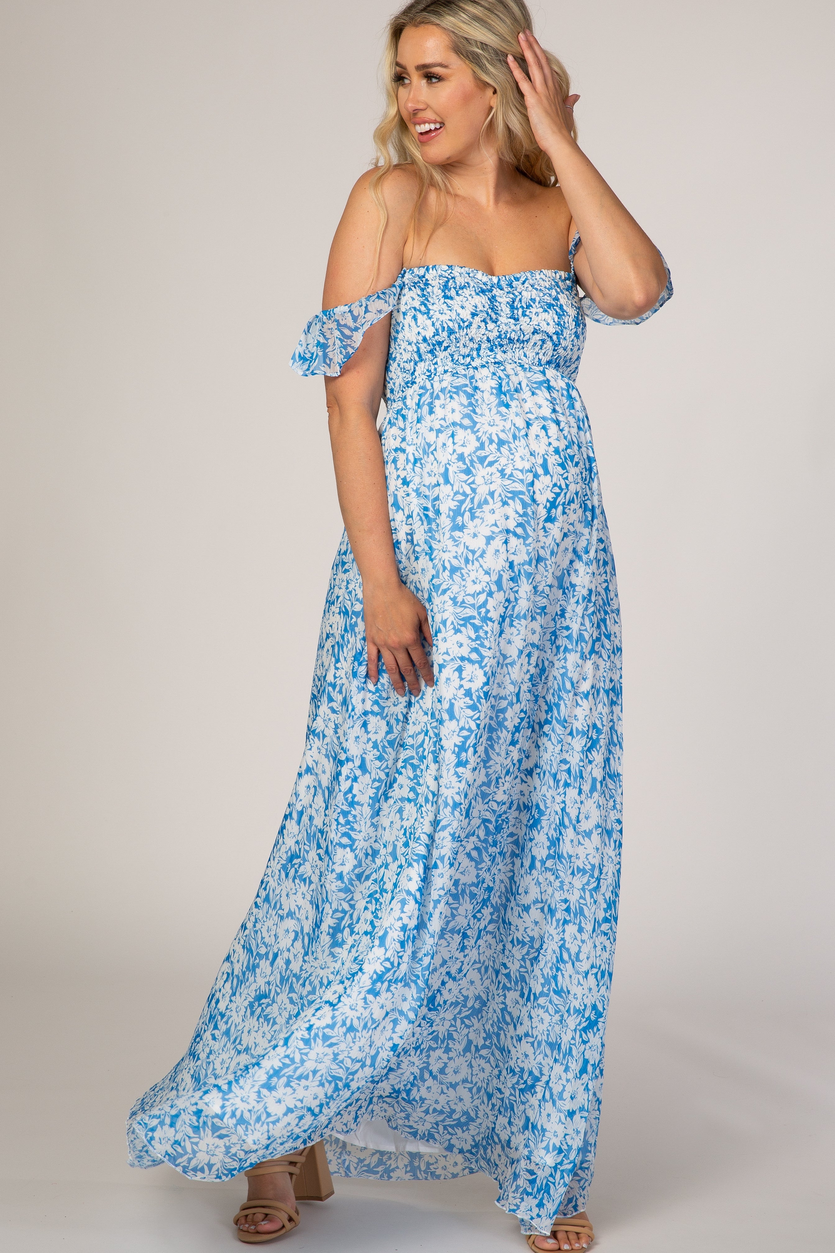 Umstands-Maxikleid mit blauem Blumenmuster und Flatterärmeln