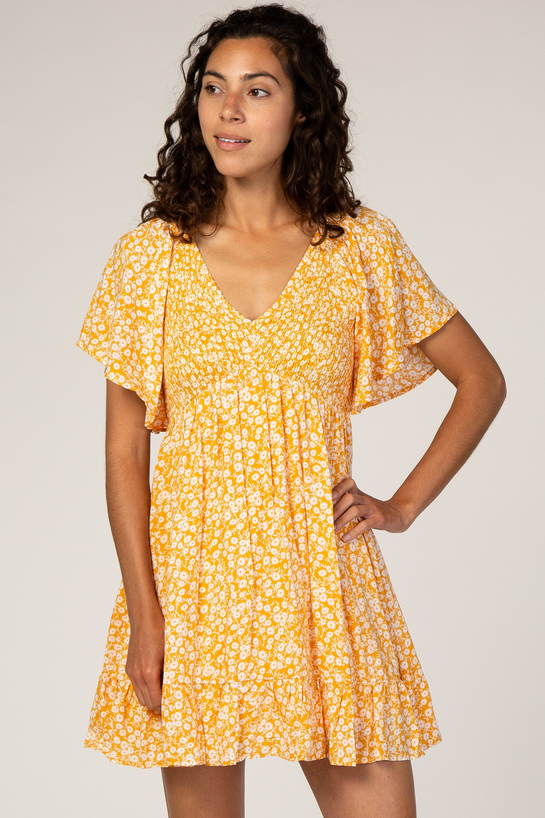 Umstandskleid mit gelbem Blumenmuster, Smok-Detail und Rüschen