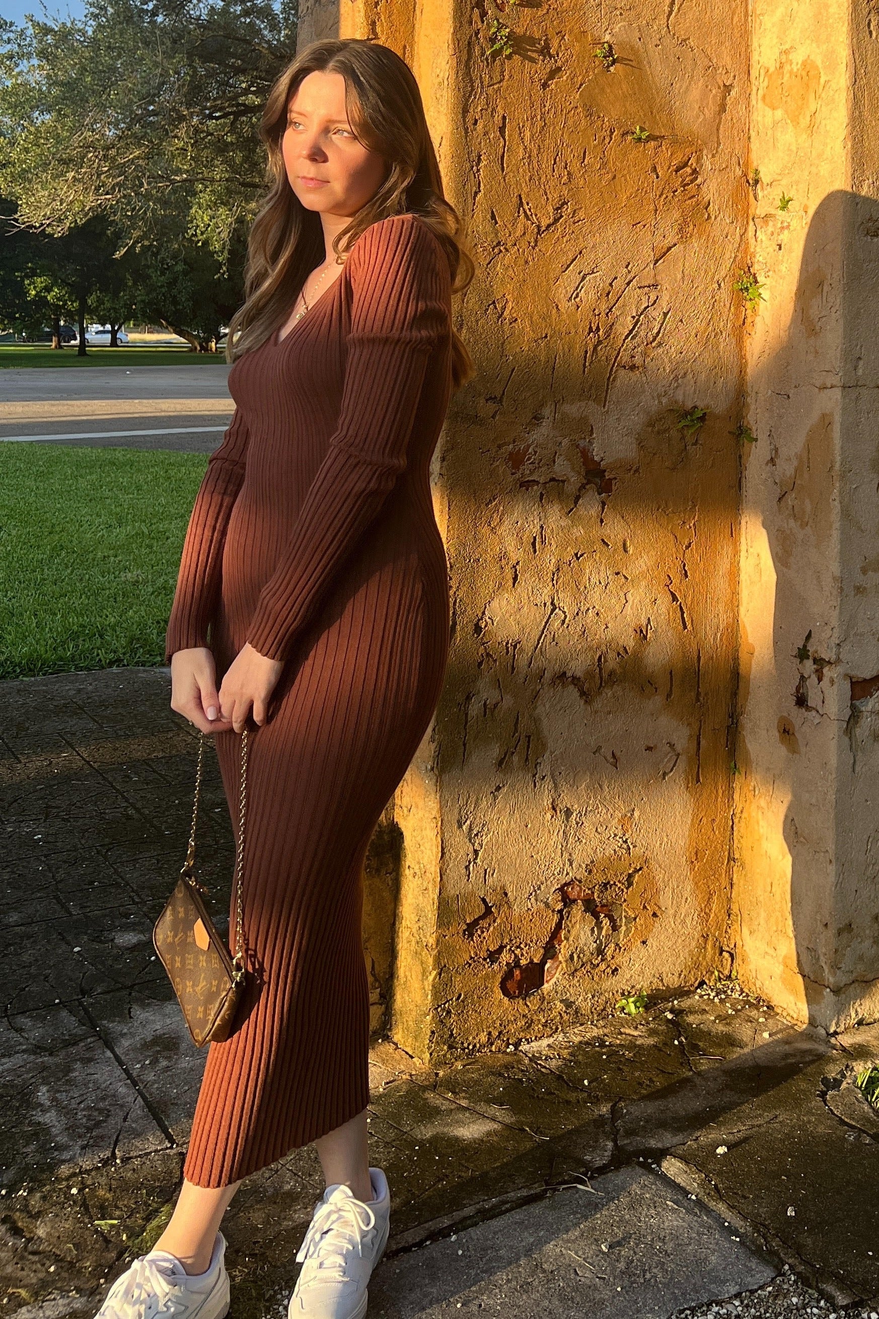 Figurbetontes Umstands-Maxikleid mit V-Ausschnitt und langen Ärmeln