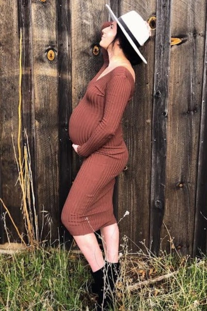 Figurbetontes Umstands-Maxikleid mit V-Ausschnitt und langen Ärmeln