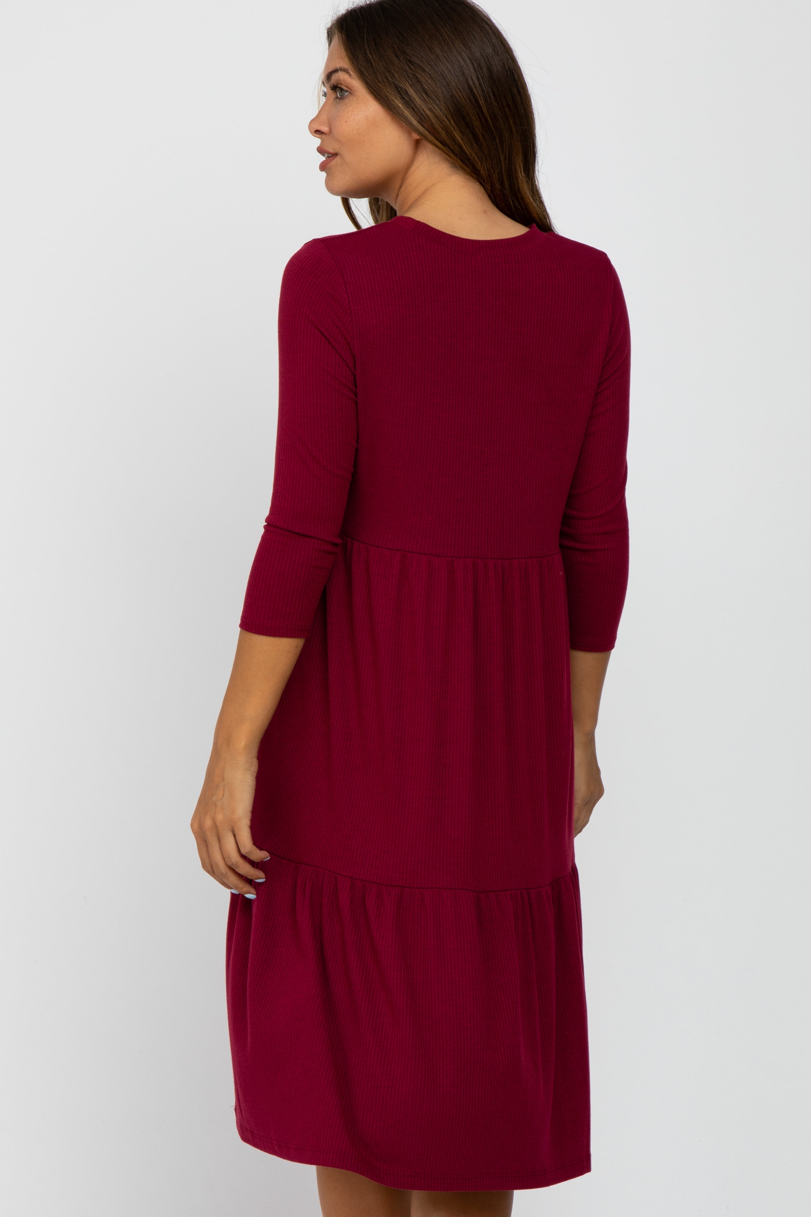 Geripptes Umstands-Midikleid in Stufenoptik mit 3/4-Ärmeln in Bordeaux