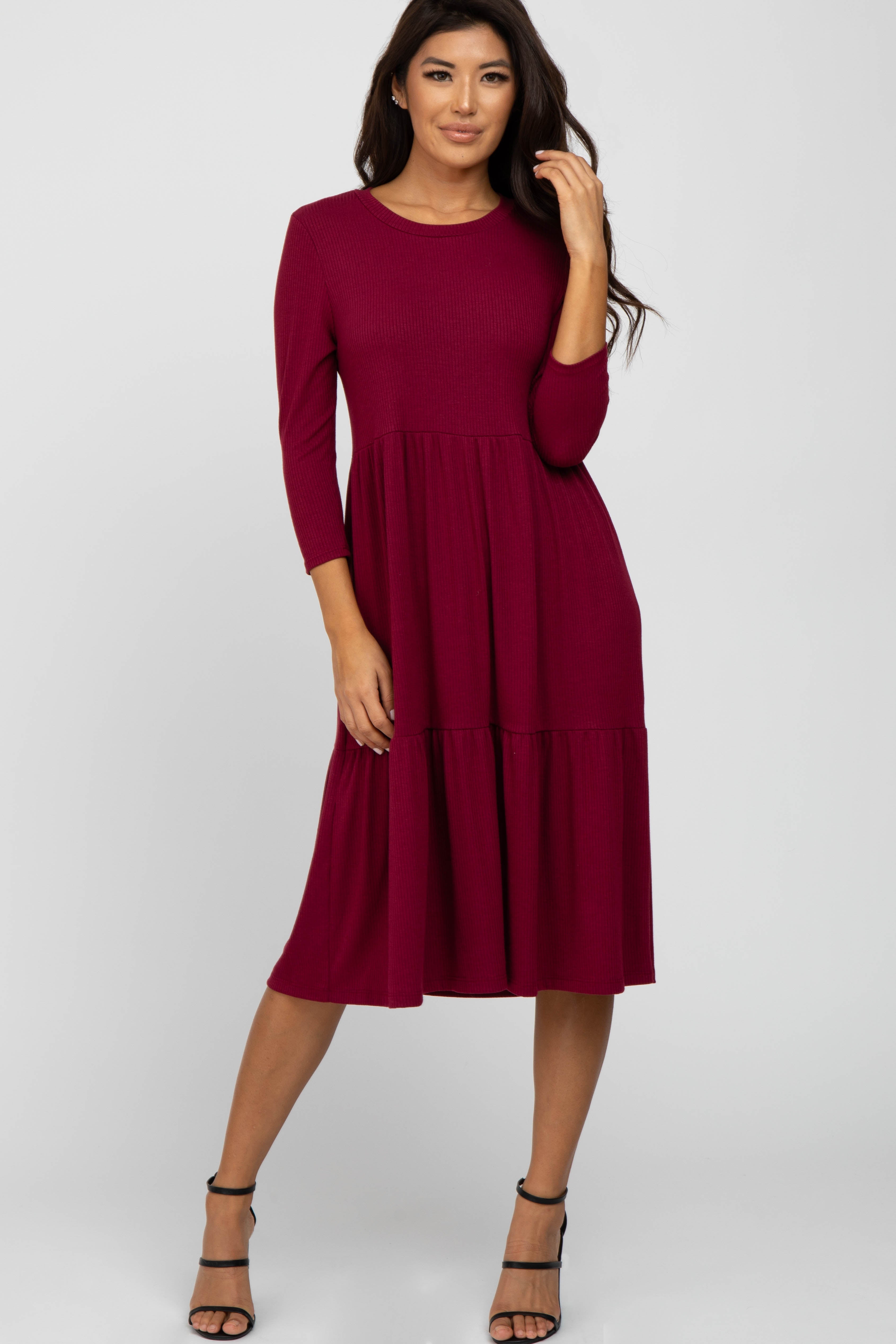 Geripptes Umstands-Midikleid in Stufenoptik mit 3/4-Ärmeln in Bordeaux