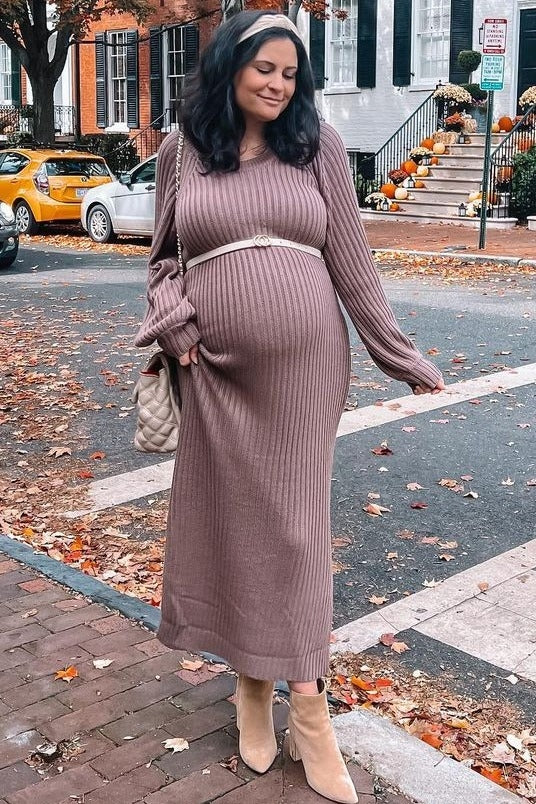 Umstandsmaxikleid aus Strick mit Seitenschlitz in Taupe