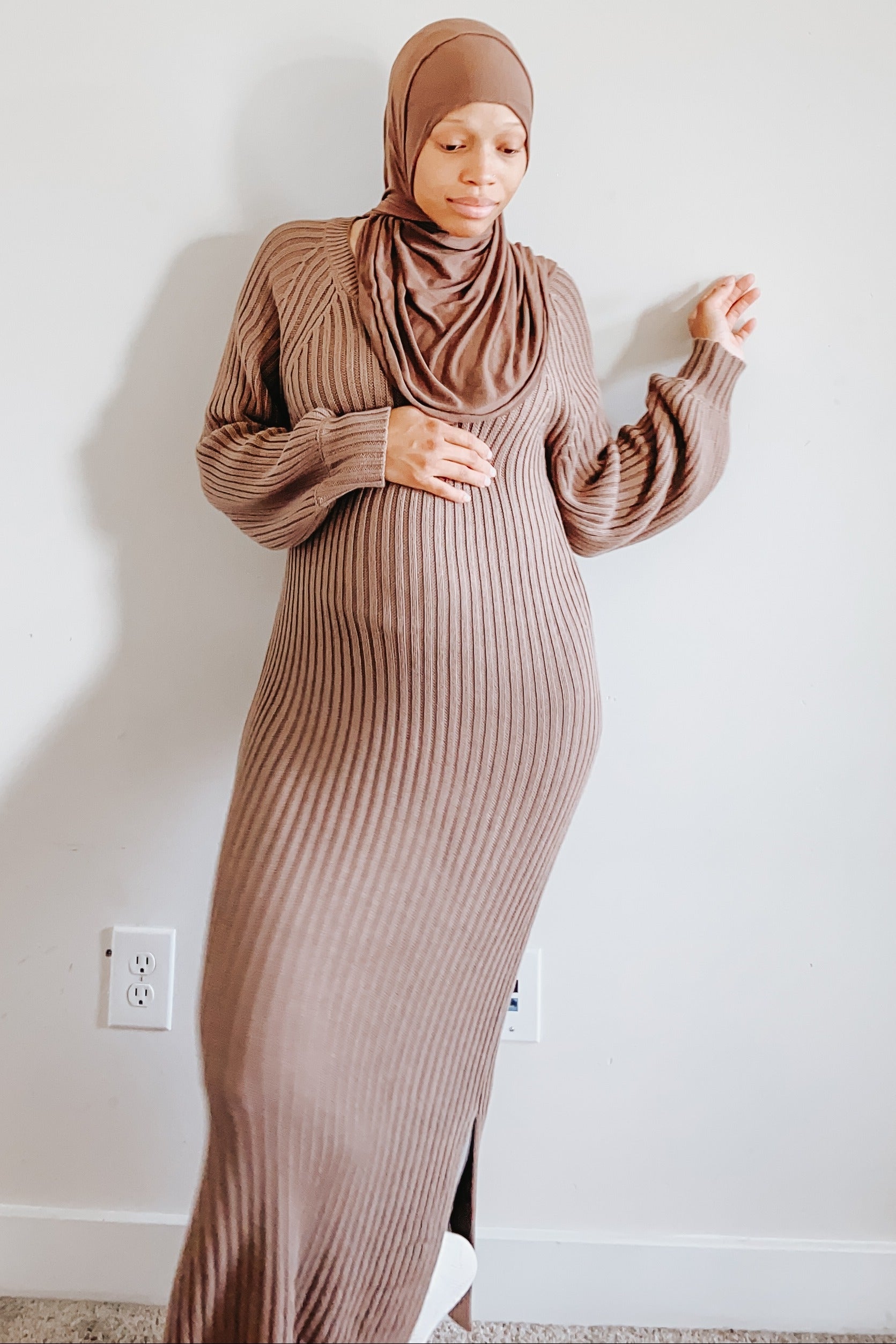 Umstandsmaxikleid aus Strick mit Seitenschlitz in Taupe