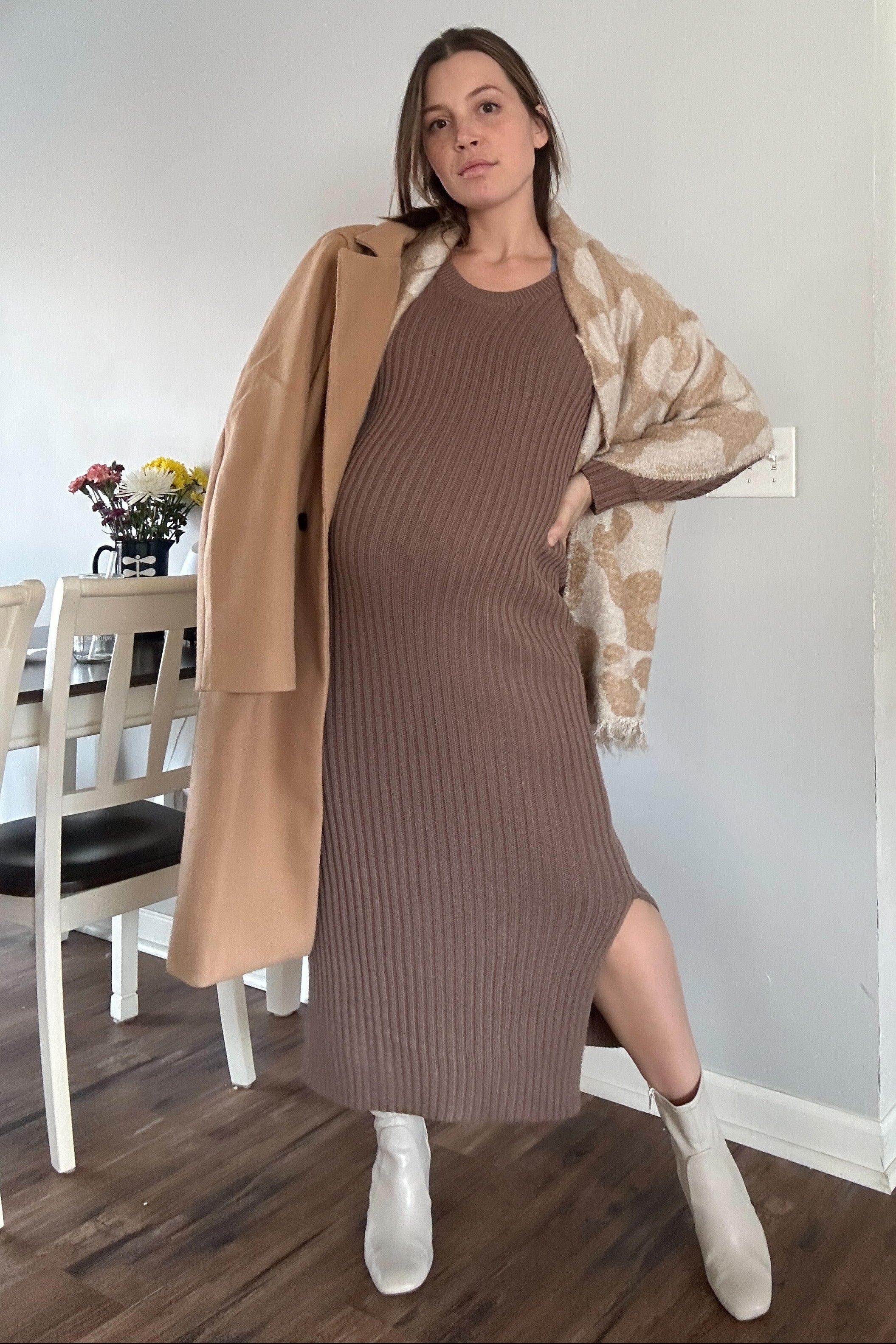 Umstandsmaxikleid aus Strick mit Seitenschlitz in Taupe