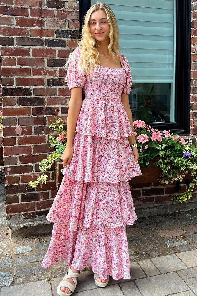 Umstandsmaxikleid mit Blumenmuster, eckigem Ausschnitt und Rüschenlagen in Rosa