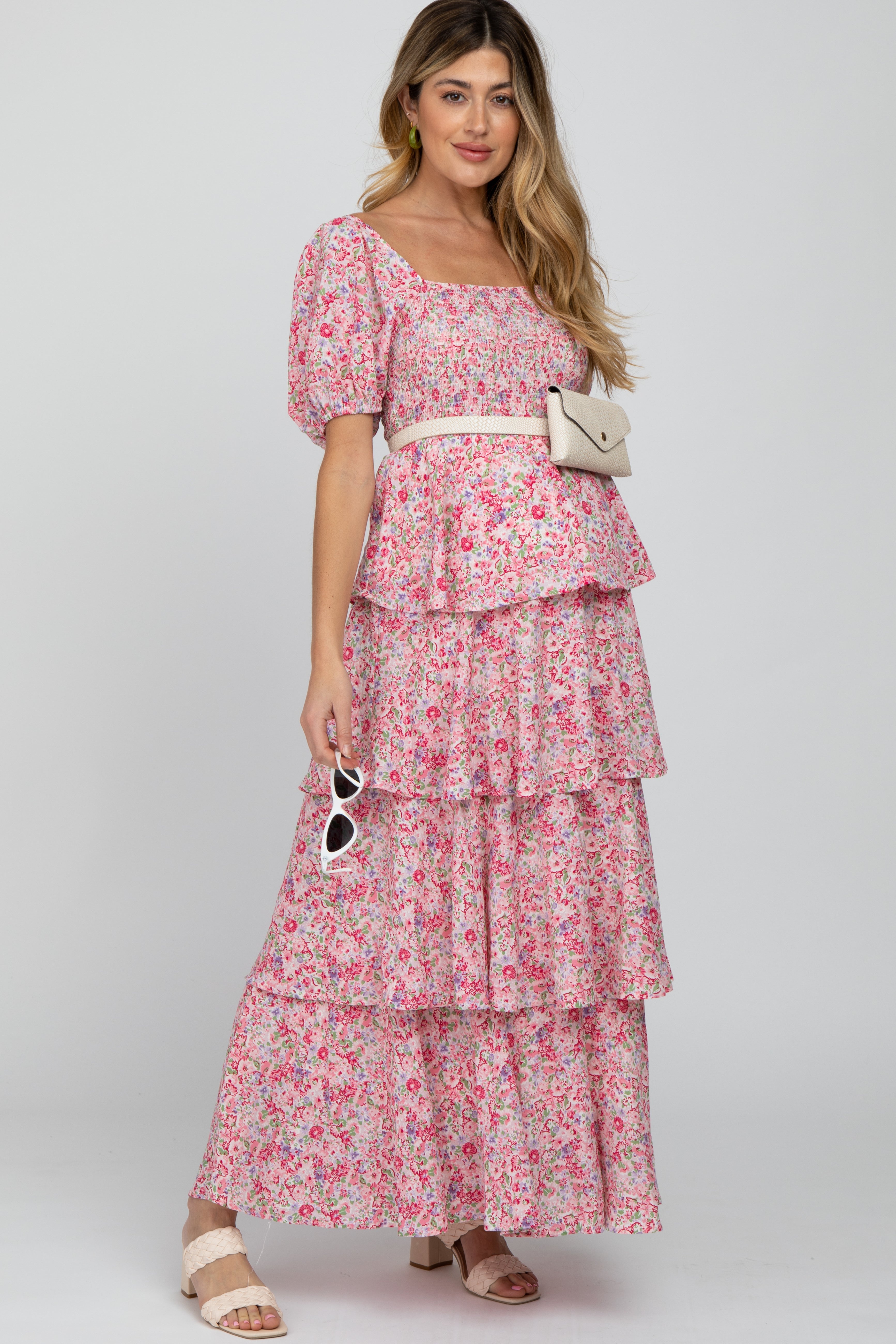 Umstandsmaxikleid mit Blumenmuster, eckigem Ausschnitt und Rüschenlagen in Rosa