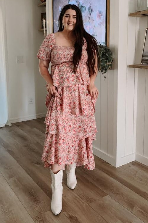 Umstandsmaxikleid mit Blumenmuster, eckigem Ausschnitt und Rüschenlagen in Rosa