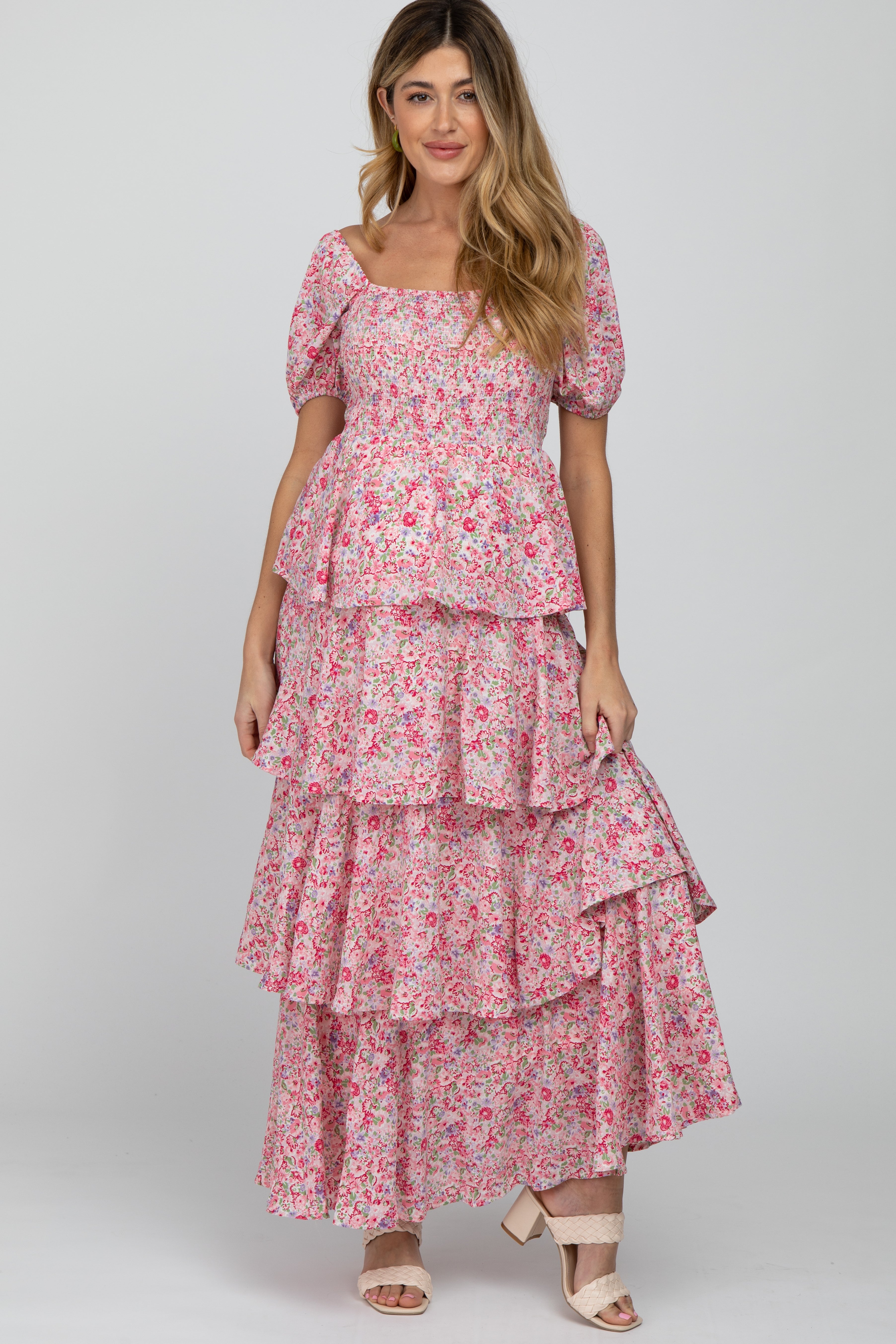 Umstandsmaxikleid mit Blumenmuster, eckigem Ausschnitt und Rüschenlagen in Rosa