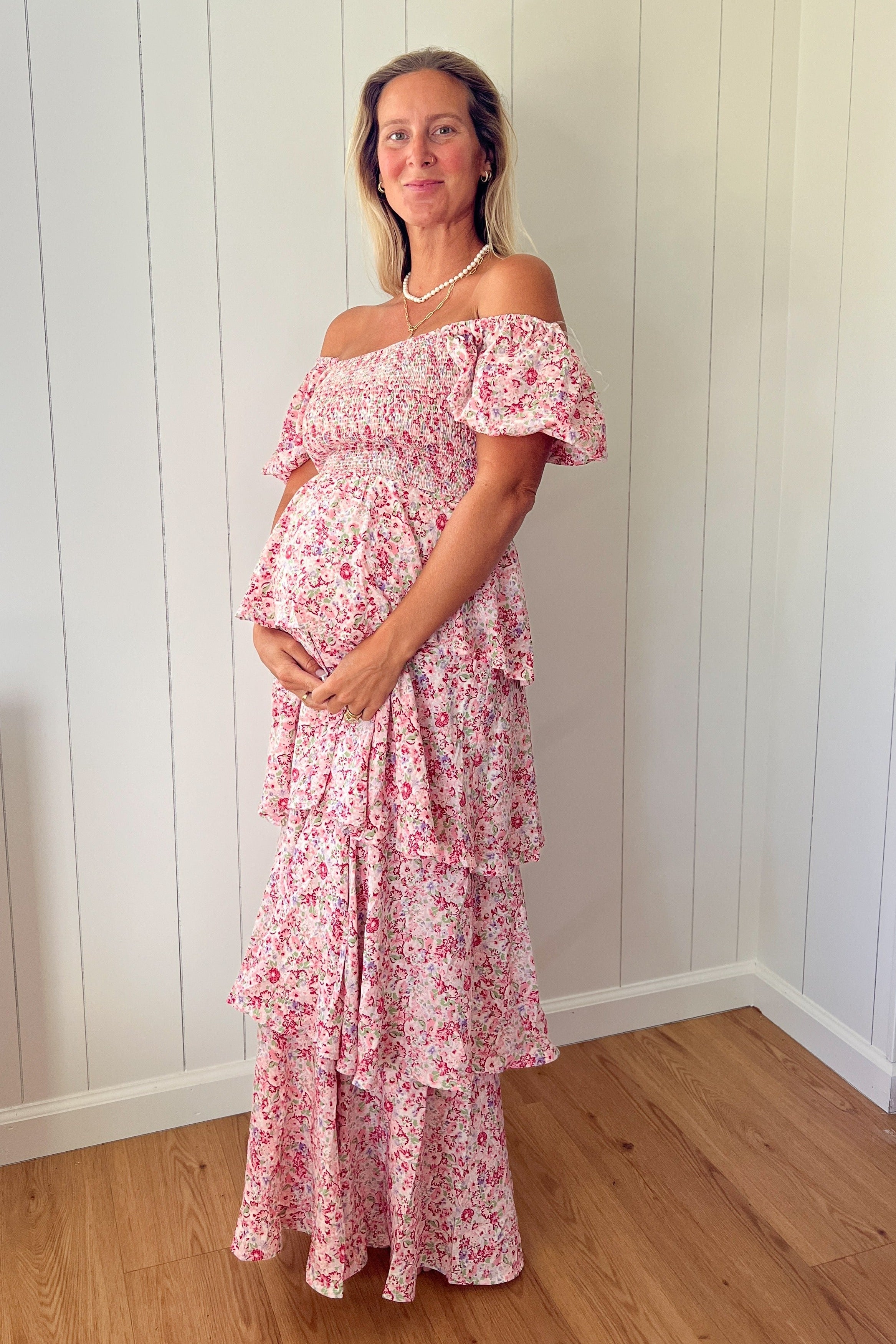 Umstandsmaxikleid mit Blumenmuster, eckigem Ausschnitt und Rüschenlagen in Rosa