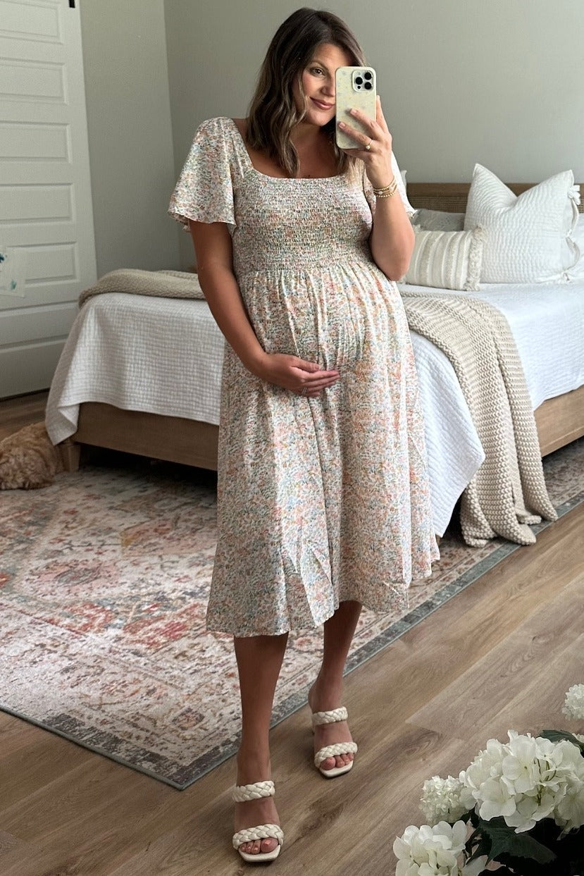 Umstands-Midikleid mit Blumenmuster, Smok-Design und eckigem Ausschnitt in Creme