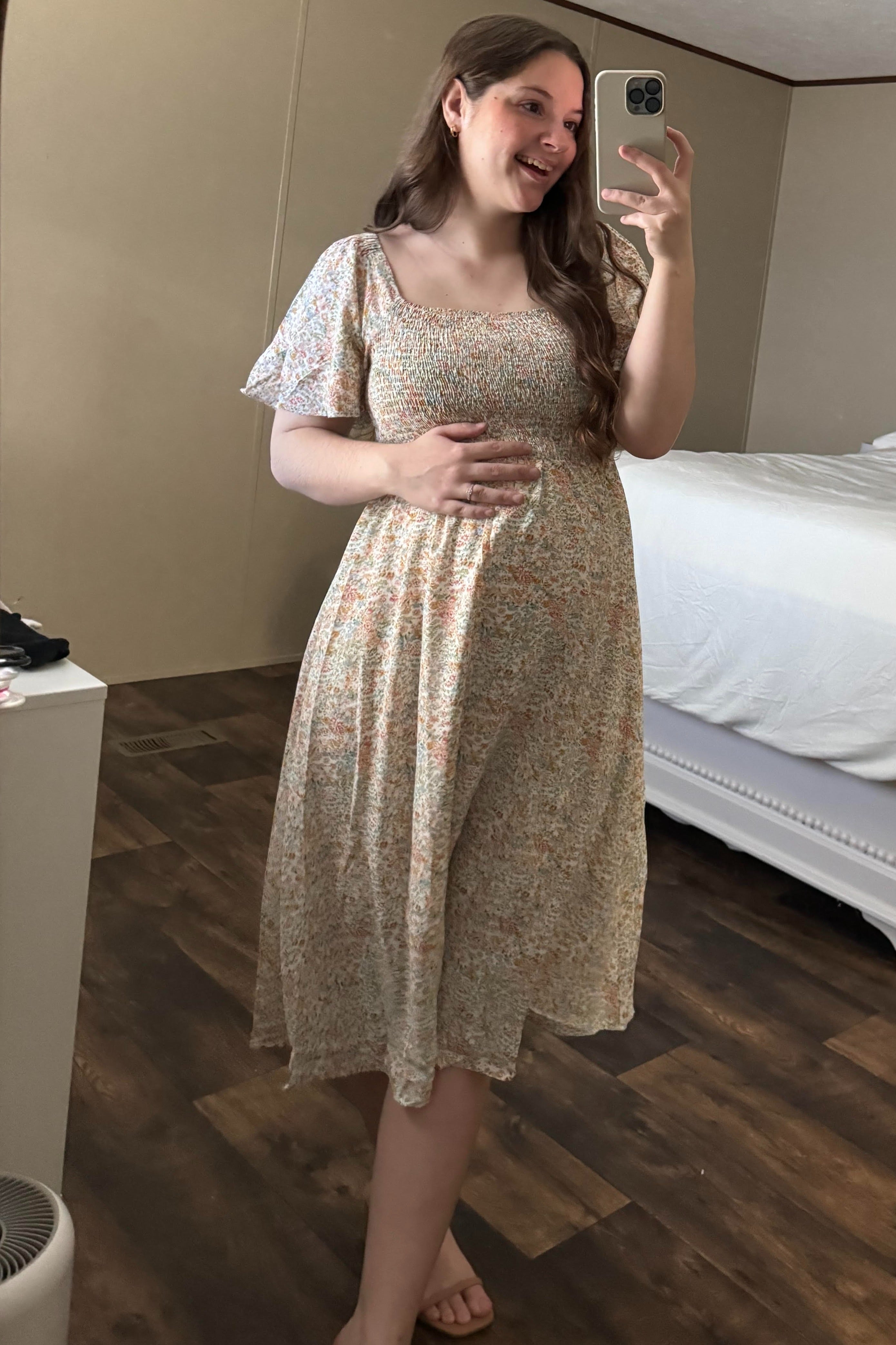 Umstands-Midikleid mit Blumenmuster, Smok-Design und eckigem Ausschnitt in Creme