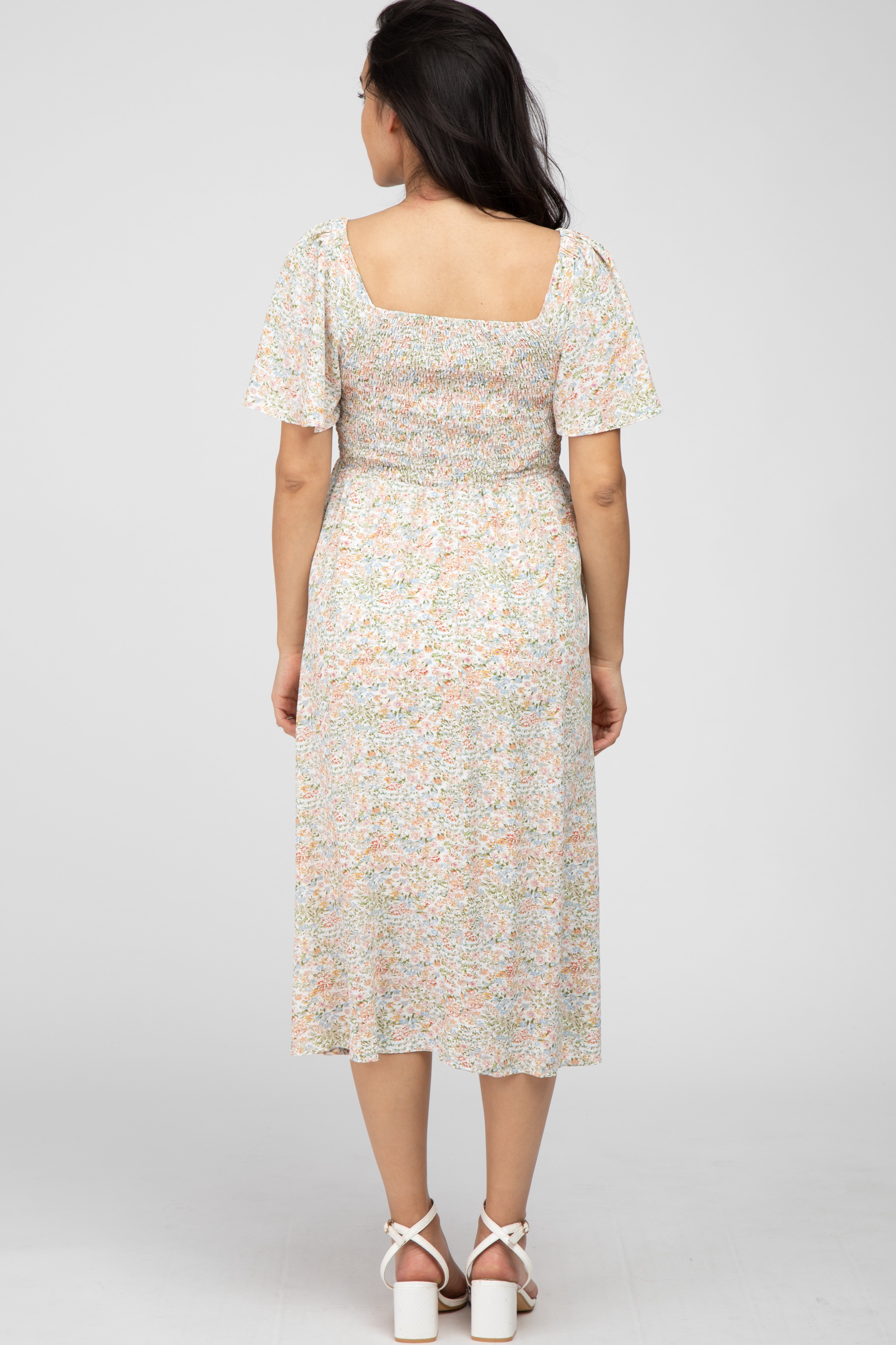 Umstands-Midikleid mit Blumenmuster, Smok-Design und eckigem Ausschnitt in Creme