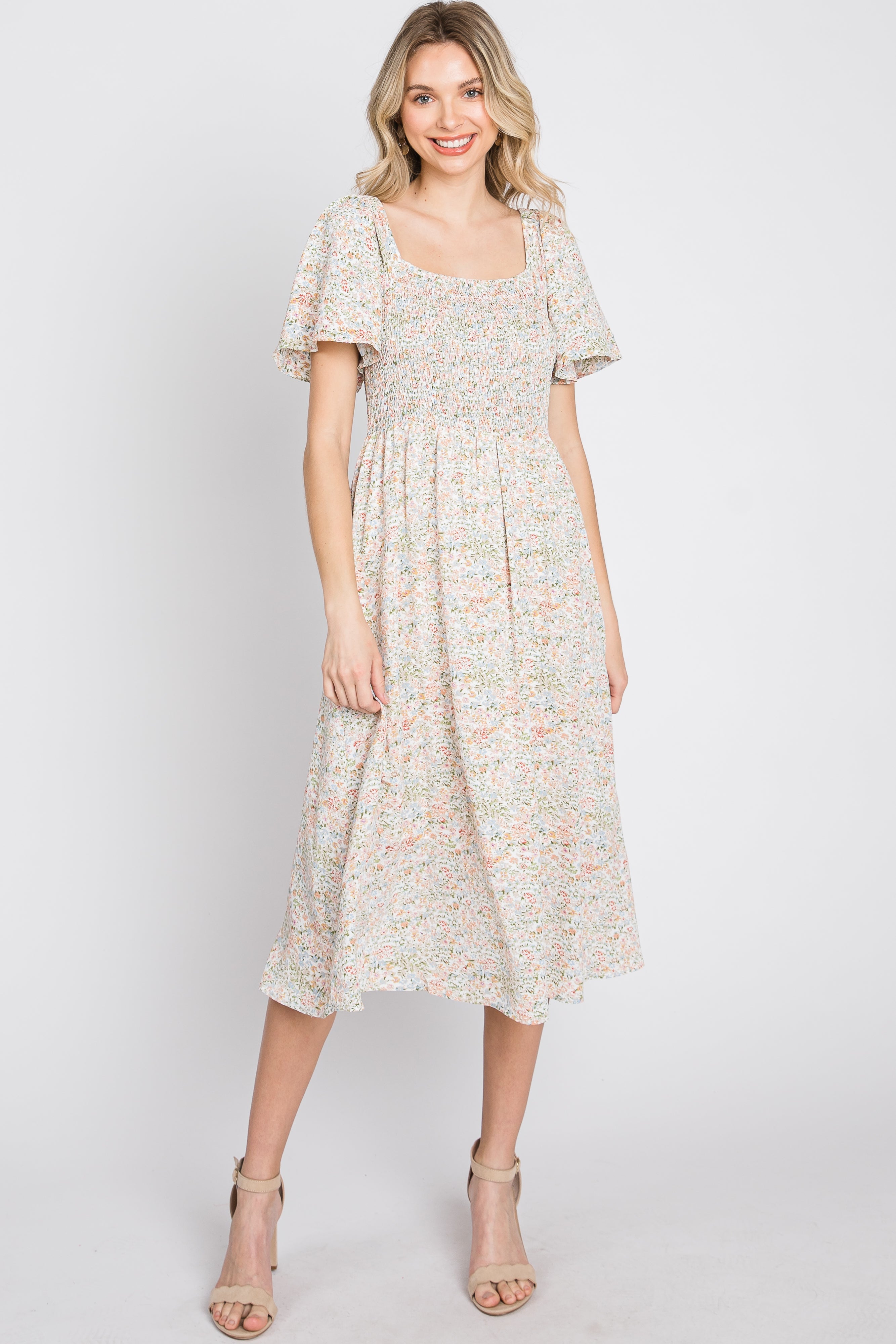 Umstands-Midikleid mit Blumenmuster, Smok-Design und eckigem Ausschnitt in Creme