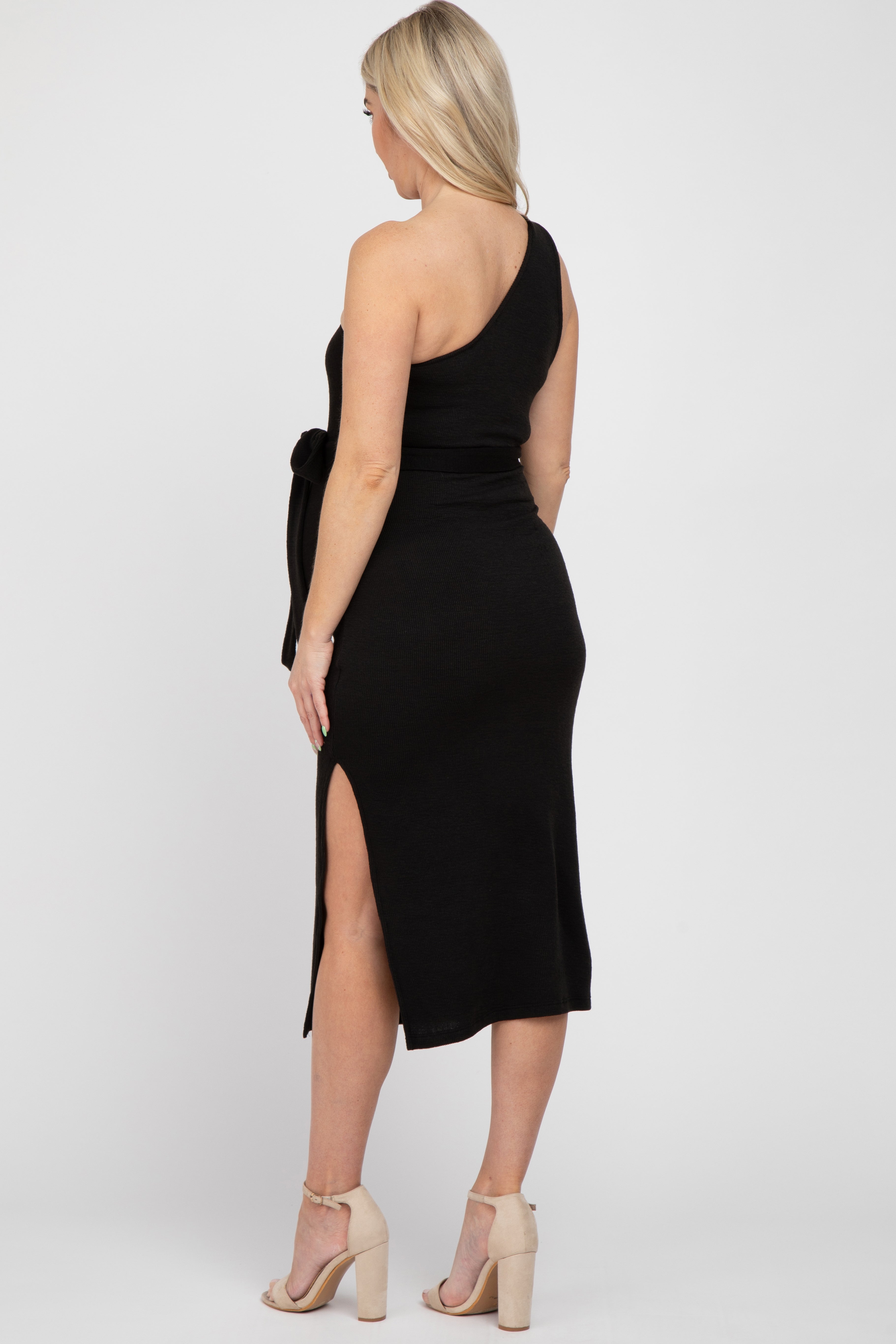 Geripptes Umstands-Midikleid in Schwarz mit One-Shoulder-Ausschnitt und Seitenschlitz