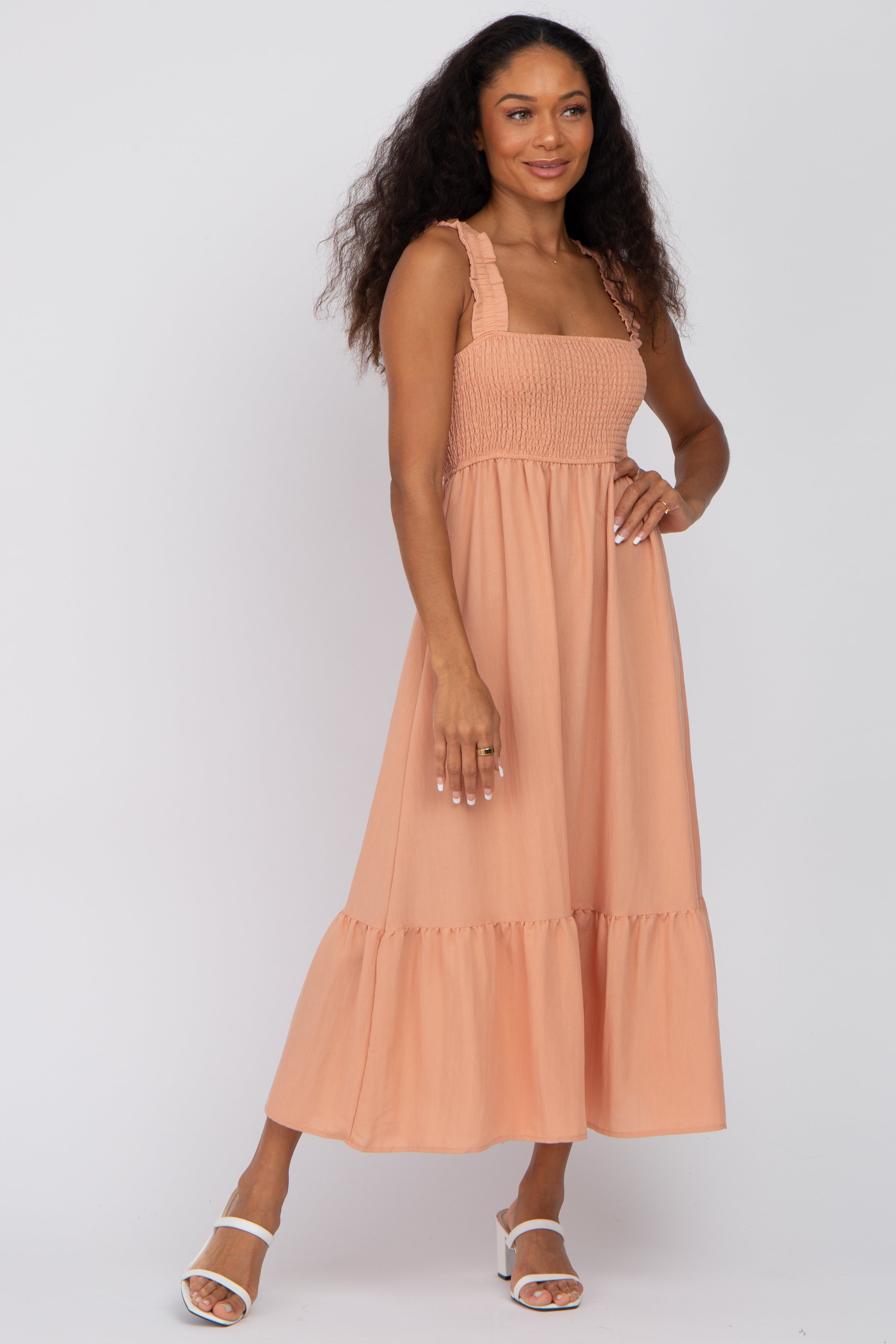 Umstands-Midikleid in Pfirsich mit Smok-Detail