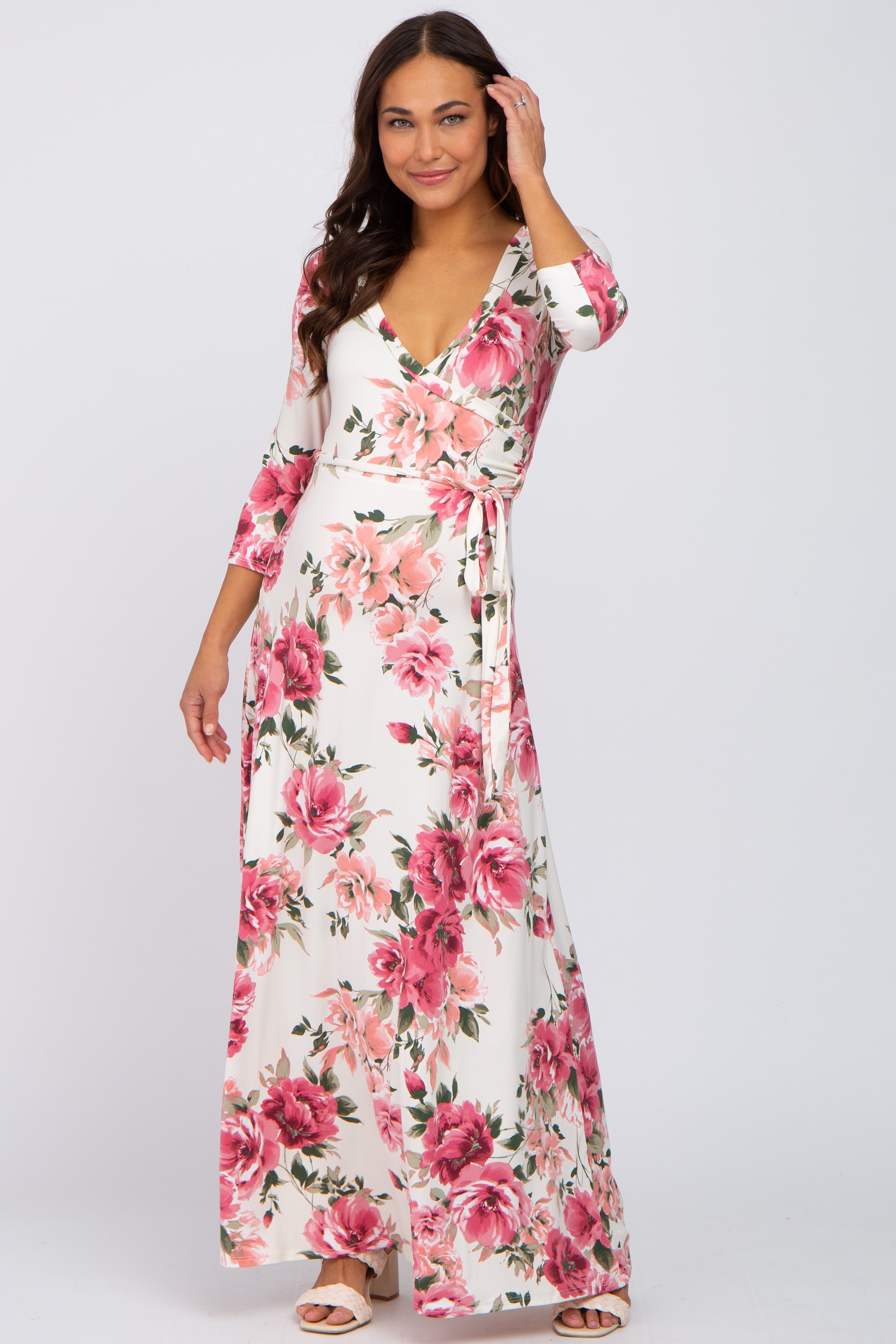 Geblümtes Umstands-Wickel-Maxikleid in Creme