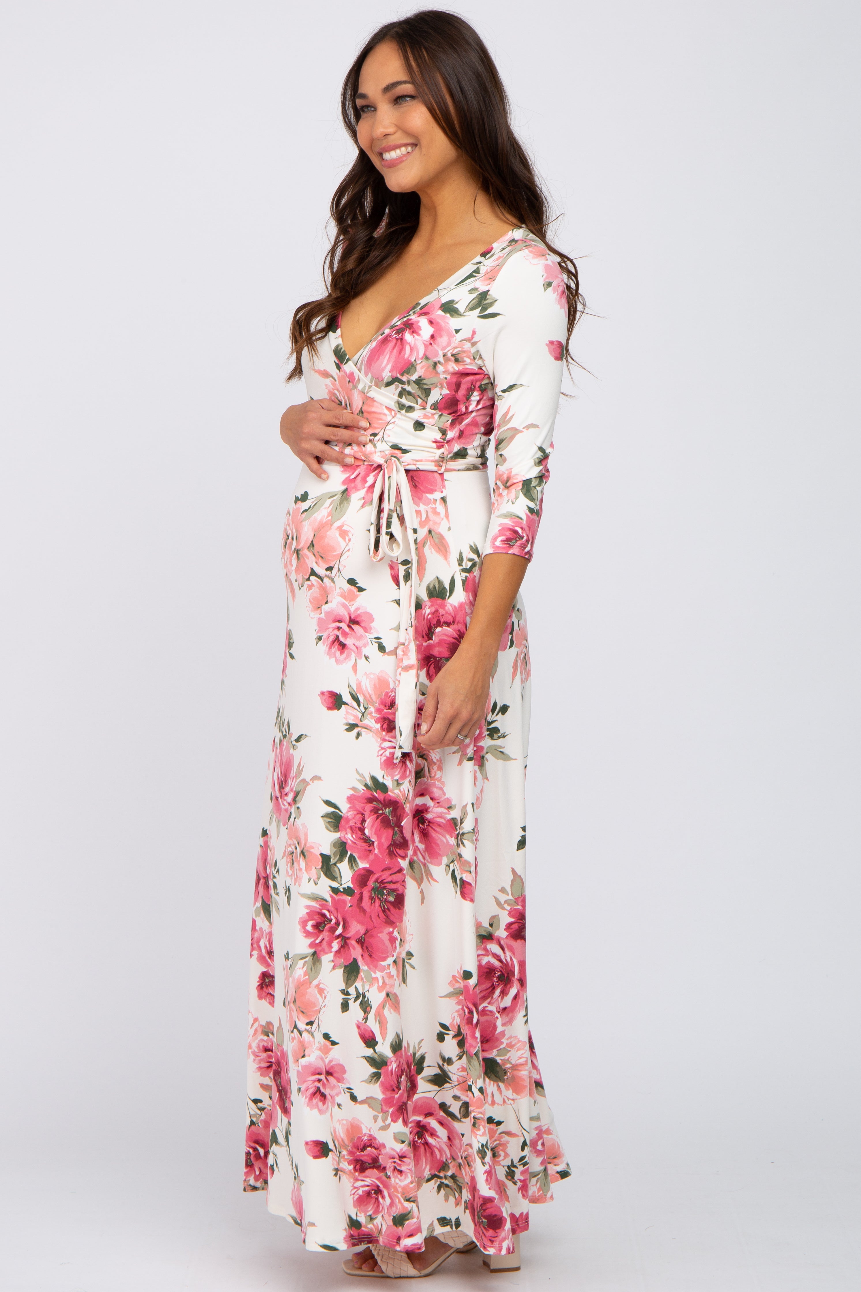 Geblümtes Umstands-Wickel-Maxikleid in Creme