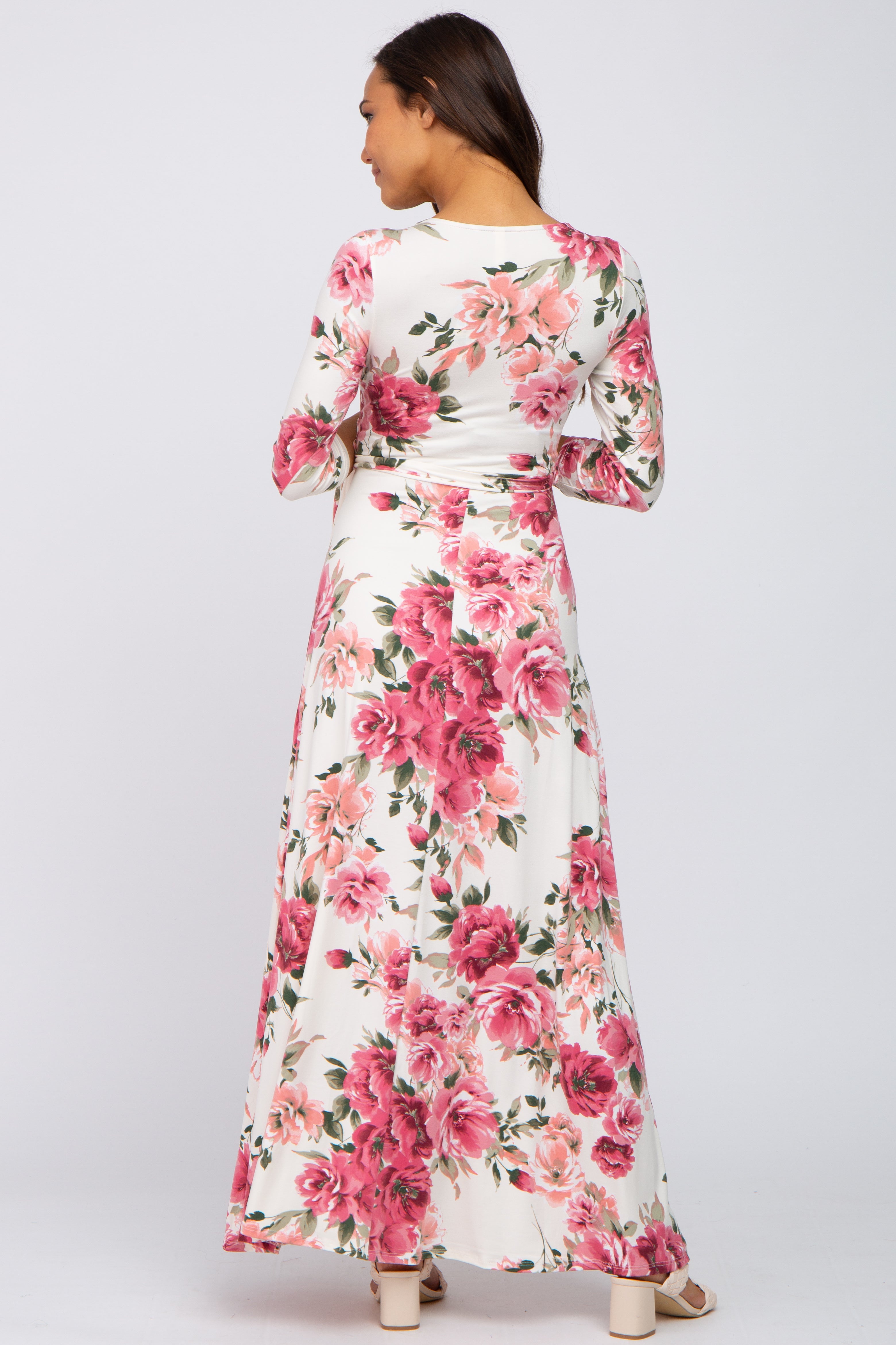 Geblümtes Umstands-Wickel-Maxikleid in Creme