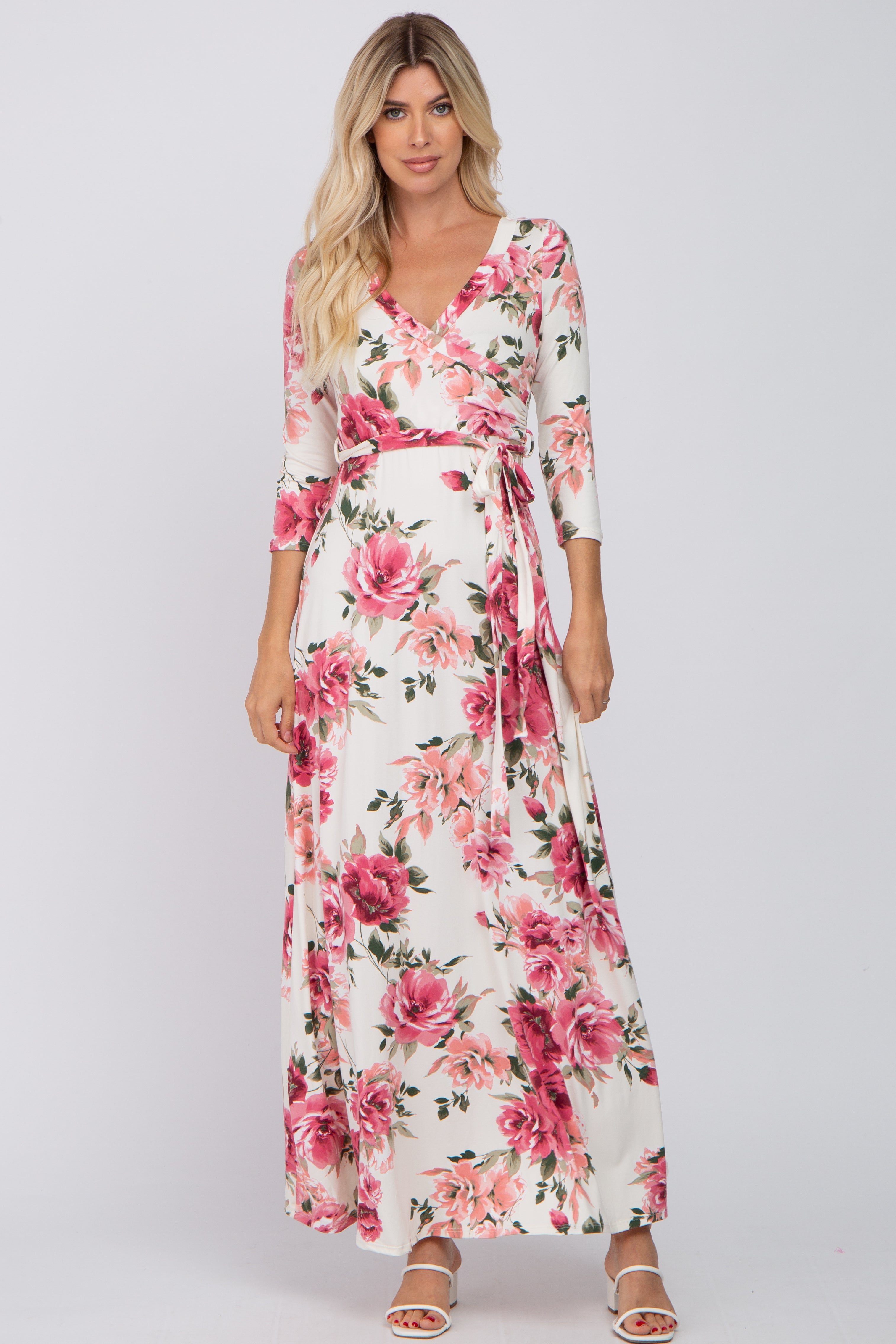 Geblümtes Umstands-Wickel-Maxikleid in Creme