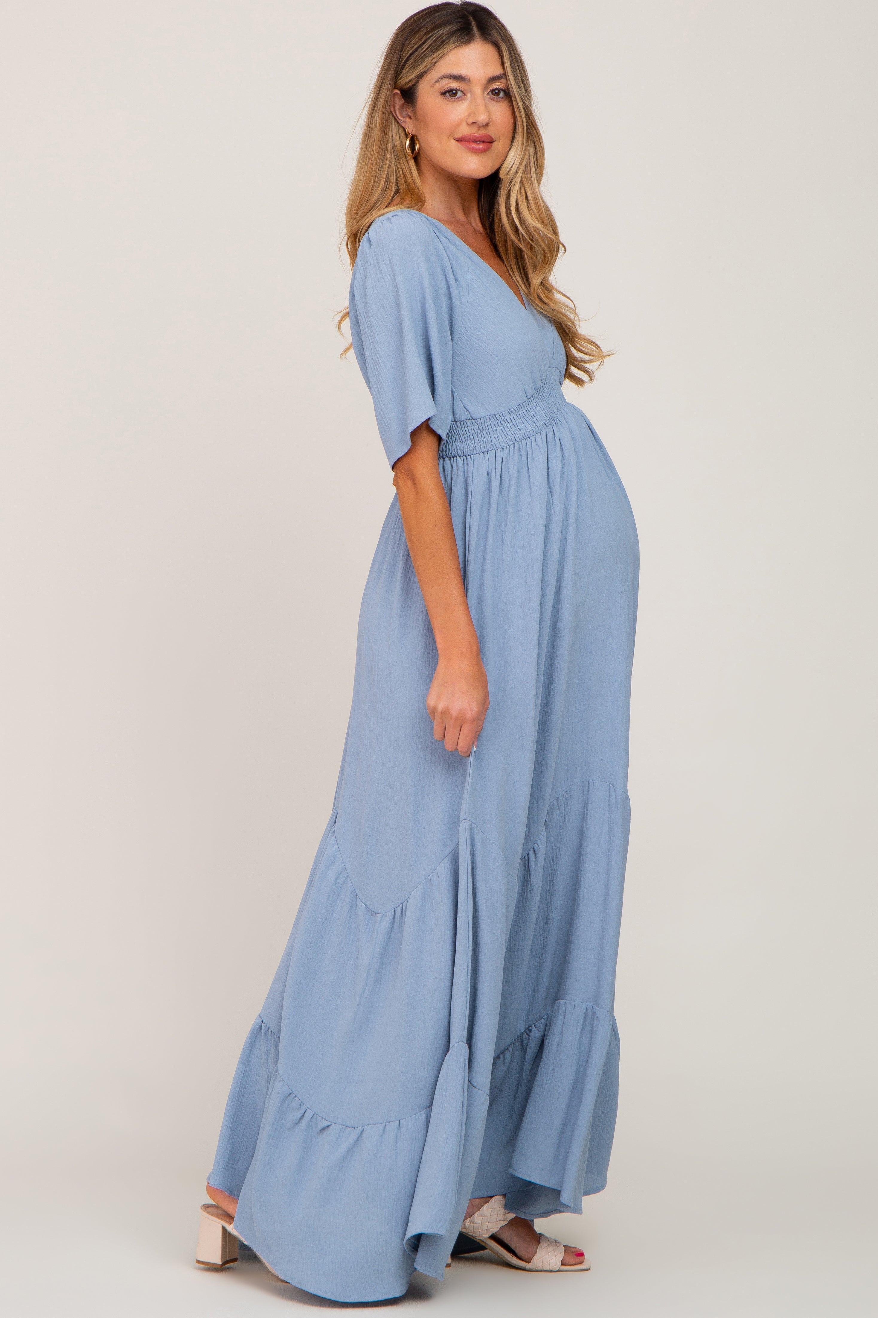 Umstands-Maxikleid in Hellblau mit tiefem V-Ausschnitt