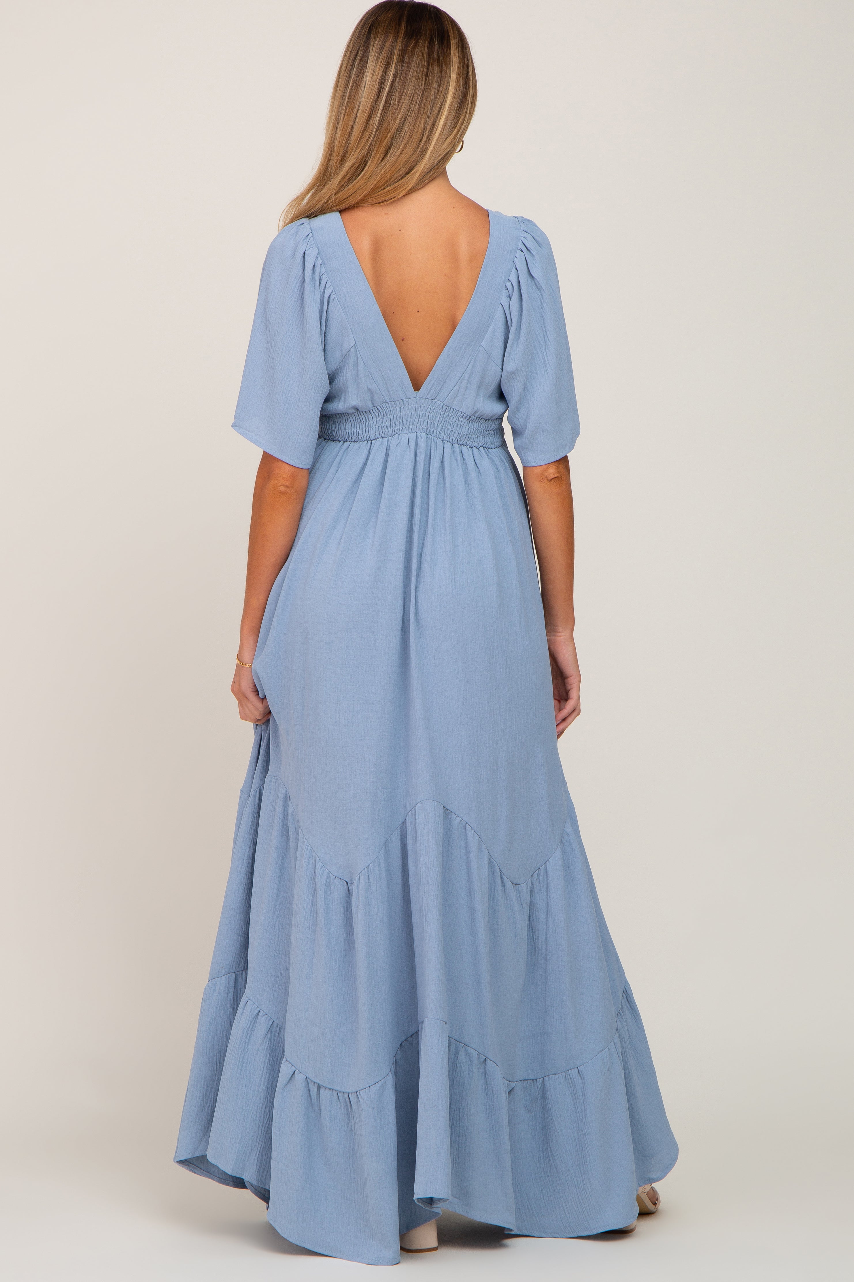 Umstands-Maxikleid in Hellblau mit tiefem V-Ausschnitt